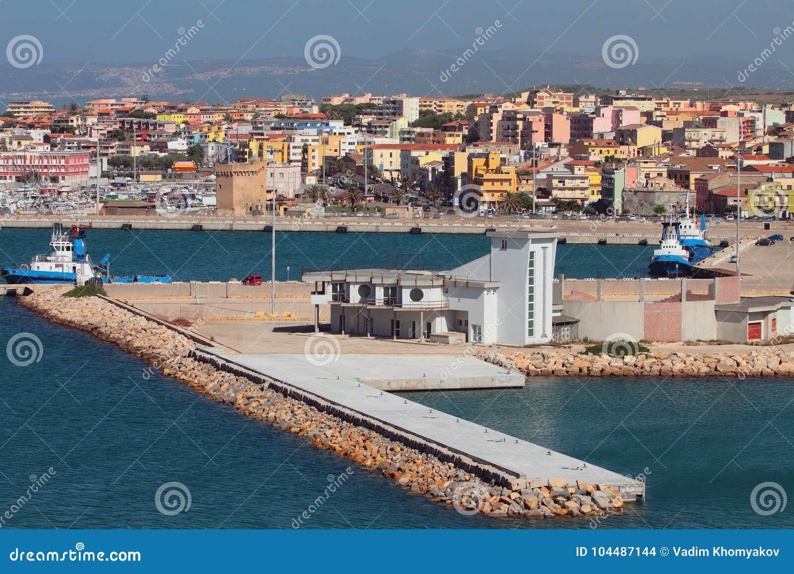 Actor Blanco paralelo Puerto Y Ciudad Porto Torres, Italia Foto de archivo - Imagen de costa, europa: 104487144 Actor Blanco paralelo Puerto Y Ciudad Porto Torres, Italia Foto de archivo - Imagen de costa, europa: 104487144