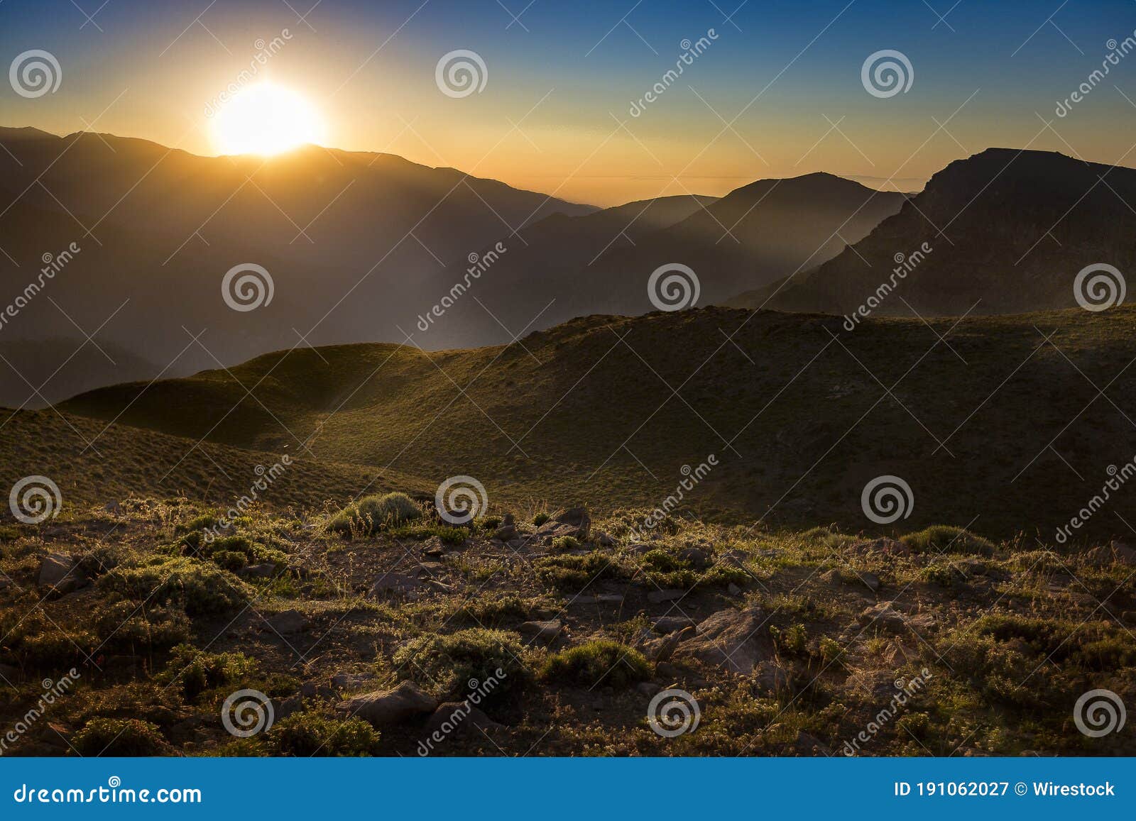 puesta de sol entre las montaÃÂ±as de la cordillera de los andes