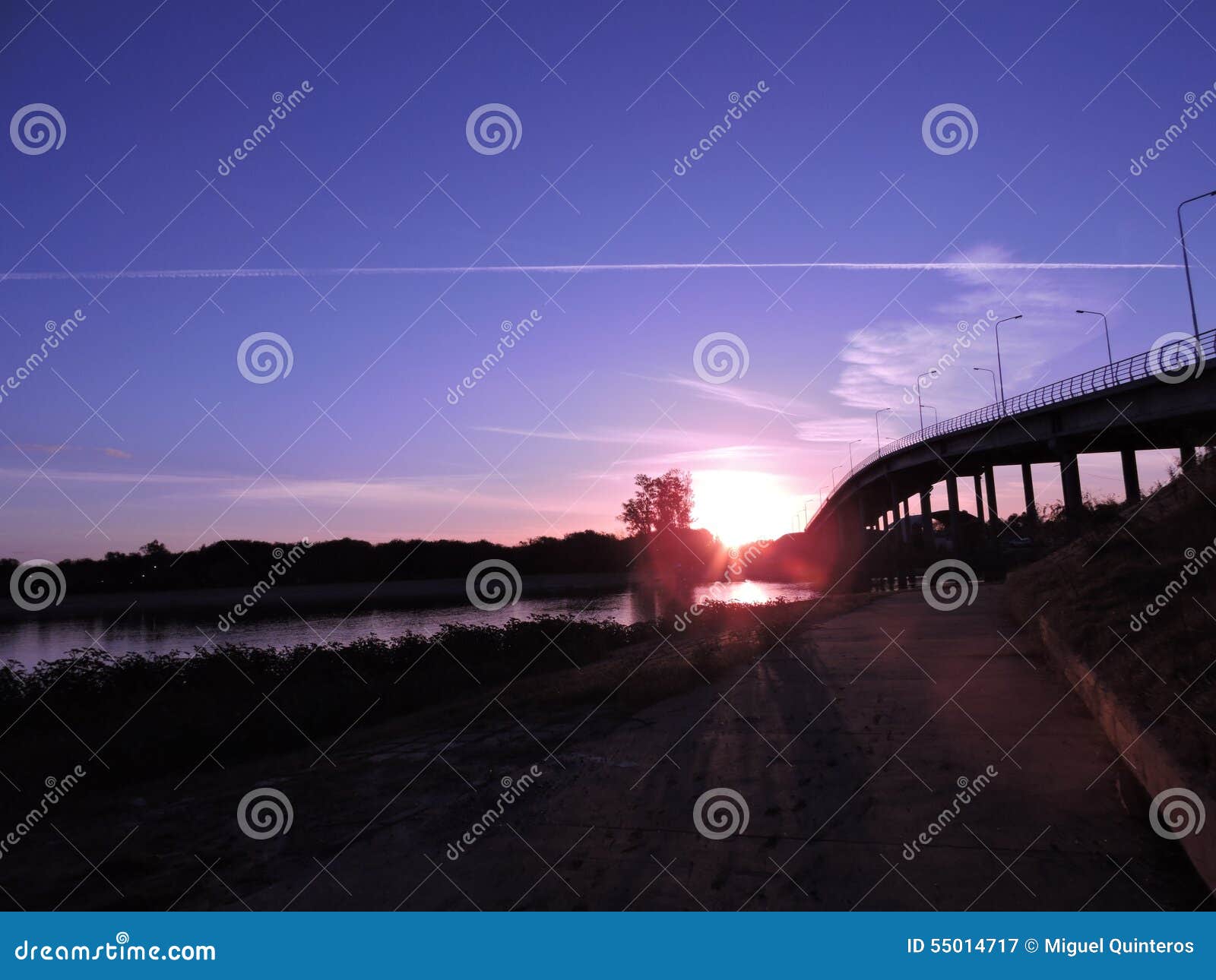 puesta de sol puente a la isla del puerto, entre rios. rio uruguay