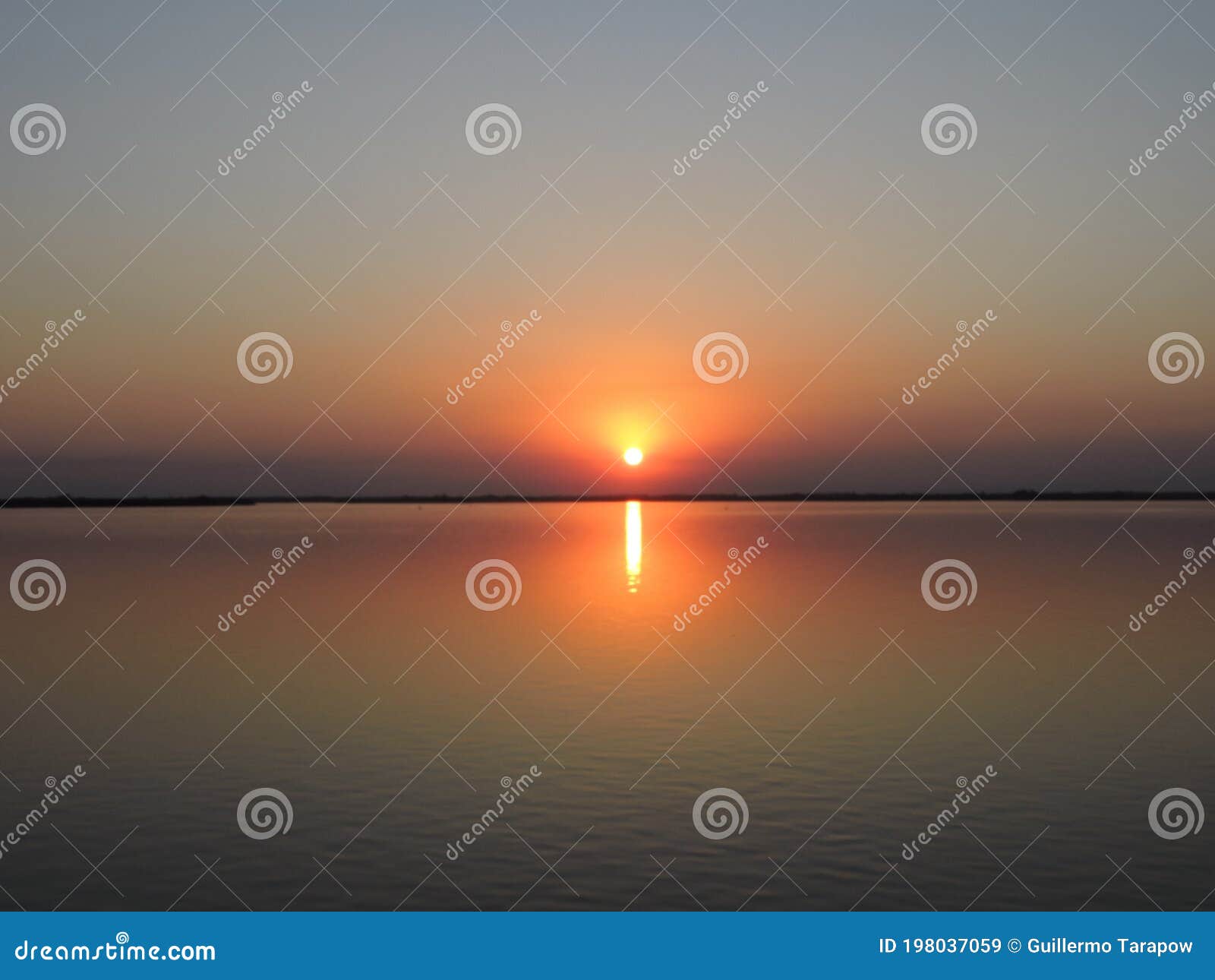 ocaso sol, puesta de sol, en la calma de los rÃÂ­os de la hidrovia paraguay paranÃÂ¡