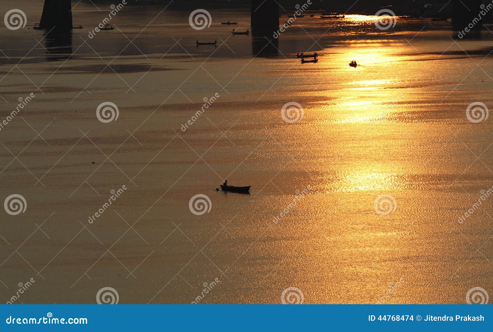 Puesta del sol. Una vuelta del hombre del barco detrás después de que el sol fijara en el río Yamuna en Allahabad, el 21 de septiembre de 2014 FOTO: JITENDRA PRAKASH