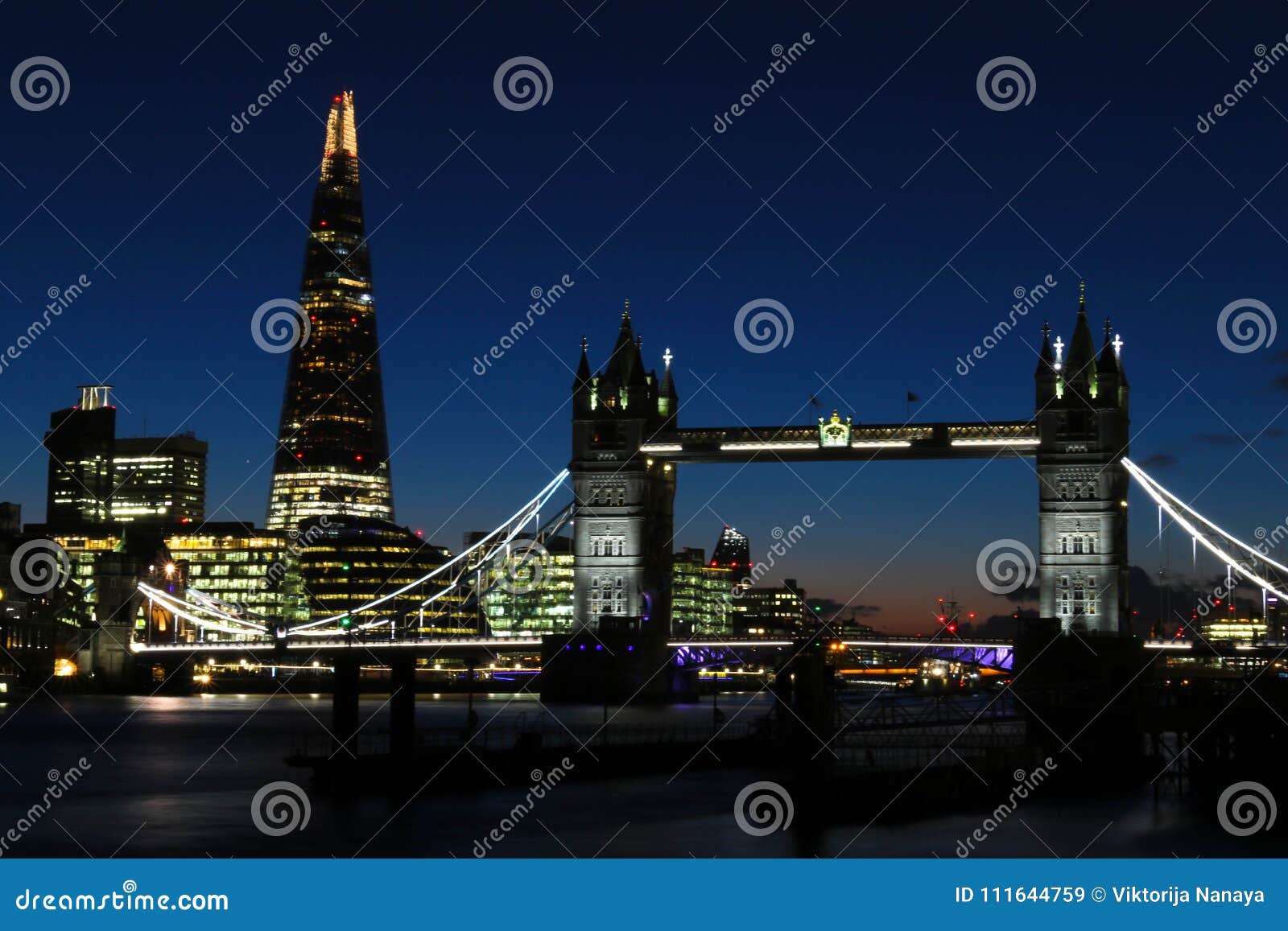 Puesta Del Sol Asombrosa En Londres Contra El Contexto Del Puente De La
