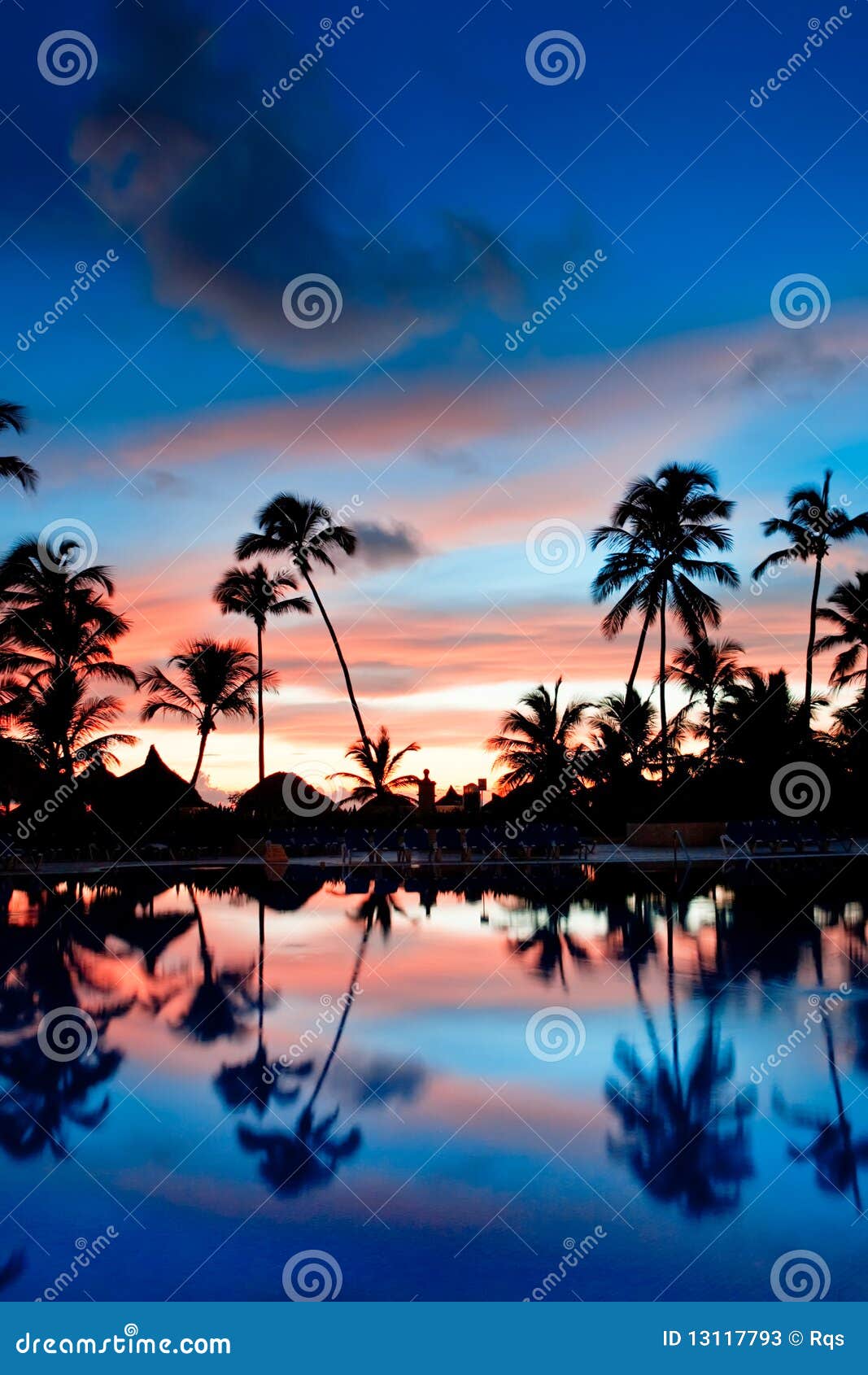 Puesta del sol azul y roja sobre la playa del mar con las palmas. Puesta del sol azul y roja sobre la playa del mar con la República Dominicana de las palmas