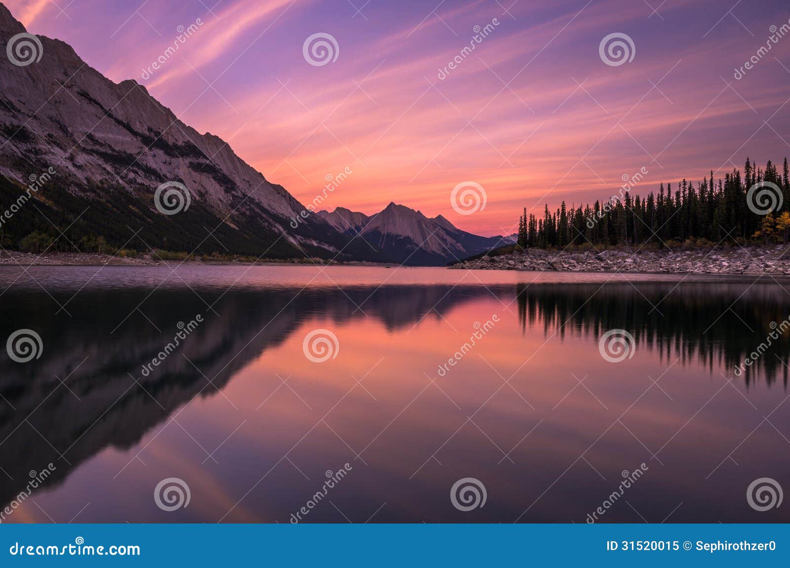 Montañas rocosas canadienses de la puesta del sol del lago medicine