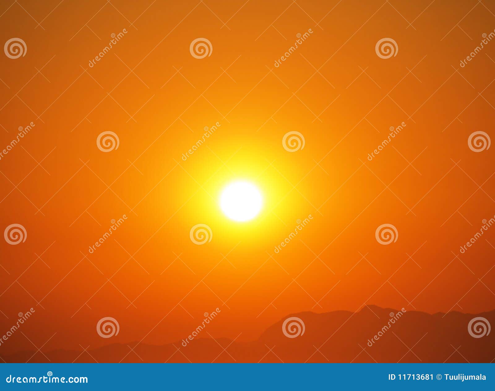 Puesta del sol del verano. La puesta del sol caliente del verano en el cielo claro y la pista distante forman.