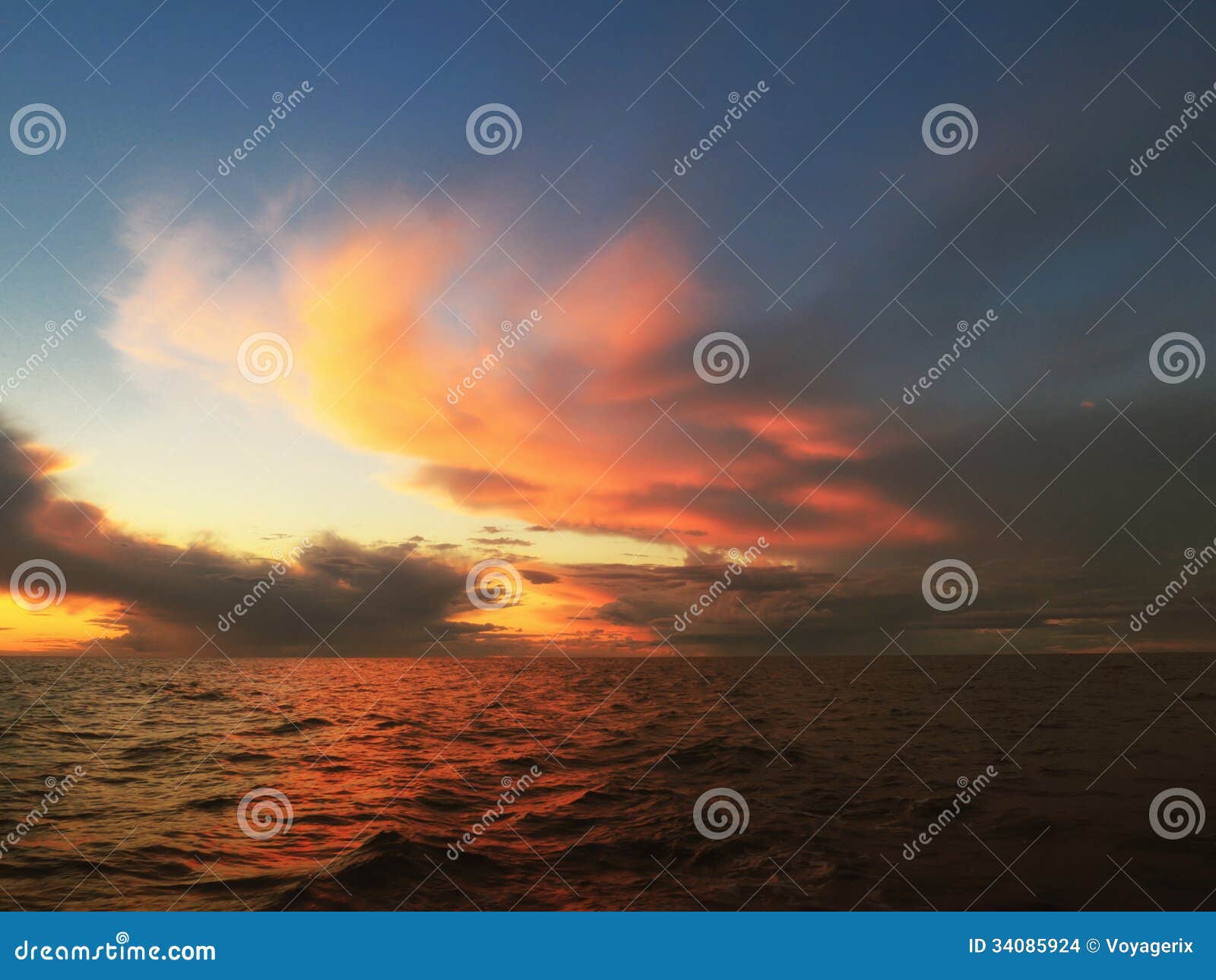 Puesta del sol dramática sobre el mar Báltico. Puesta del sol hermosa dramática con las nubes sobre el mar Báltico