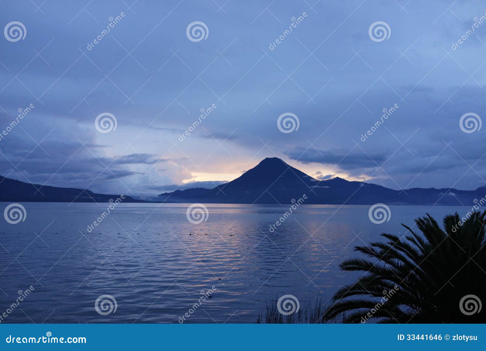 Puesta Del Sol En El Lago Atitlan En Guatemala Foto de archivo - Imagen