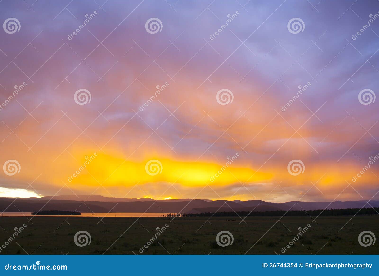 Puesta del sol en el lago Khovsgol. Los colores dramáticos de la puesta del sol alcanzan a través de las estepas antes del lago Khovsgol en Mongolia septentrional.
