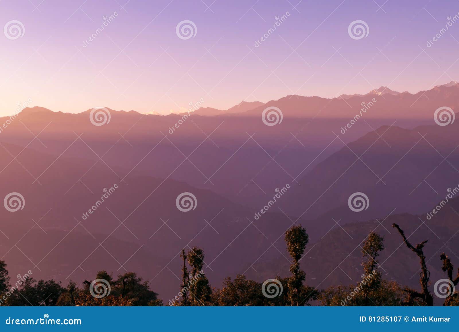 Puesta del sol en Himalaya de Garhwal durante la estación del otoño del camping de Deoria Tal. Deoria Tal es un lago de la montaña y se puede alcanzar por la pista de senderismo ascendente a través del santuario de fauna de Kedarnath cerca de Chopta en Uttrakhand