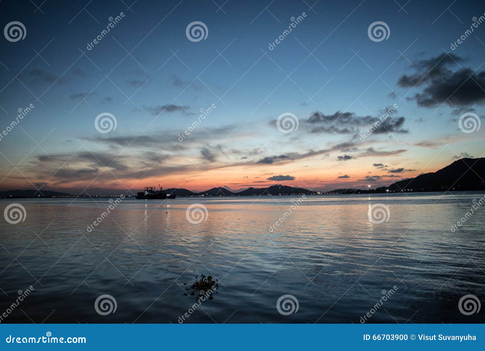 Puesta del sol hermosa en songkhla. Luz pasada en el lago Tailandia del songkhla