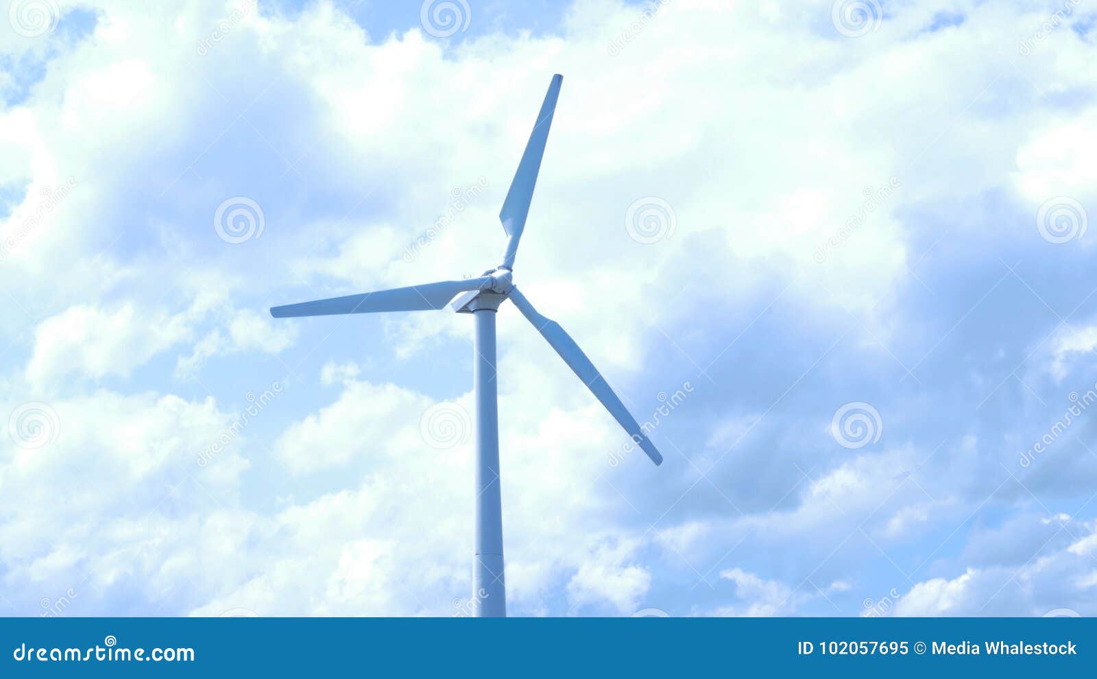 Puesta del sol hermosa sobre los molinoes de viento en el campo Molino de viento contra el cielo azul con el movimiento en cuchillas Puesta del sol hermosa sobre los molinoes de viento en el campo 4K