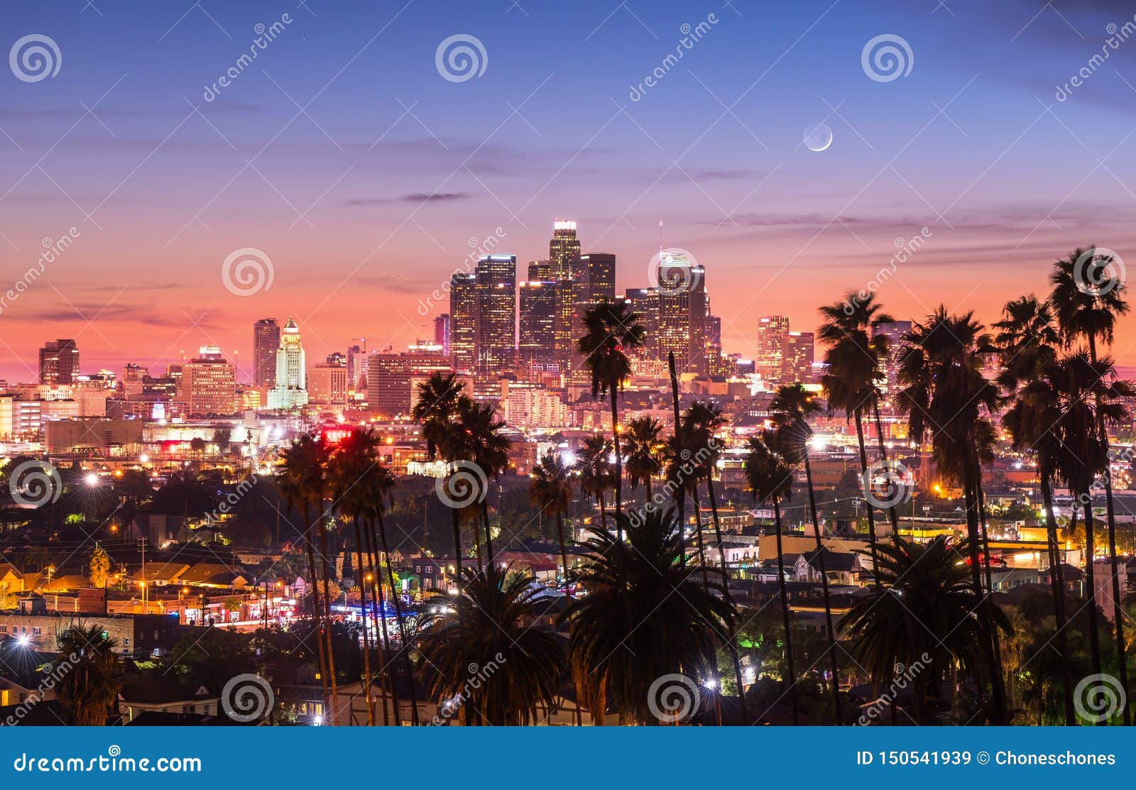 Puesta Del Sol Hermosa a Través De Las Palmeras En Los Angeles Imagen
