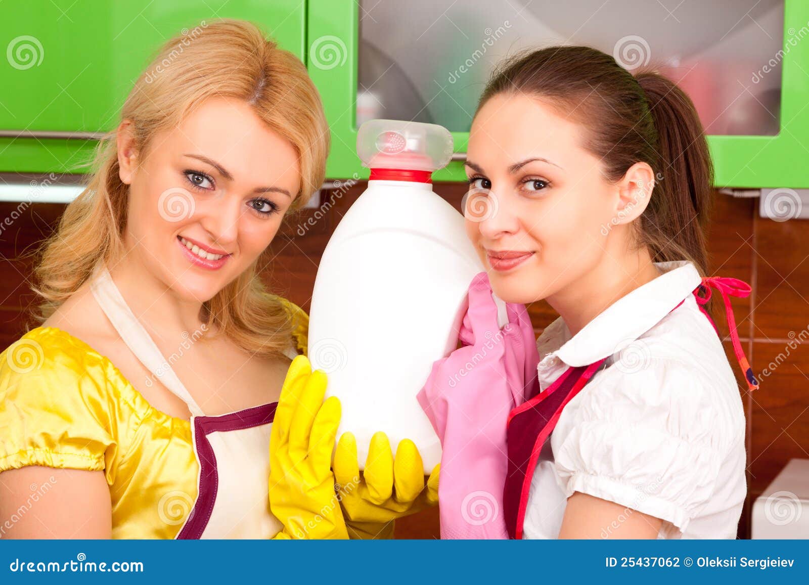 Pulisca soprattutto. Due giovani donne attraenti puliscono la cucina