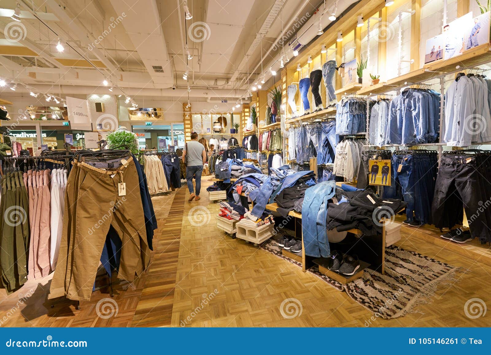 Pull&Bear foto editorial. Imagen de ropa, departamento 105146261