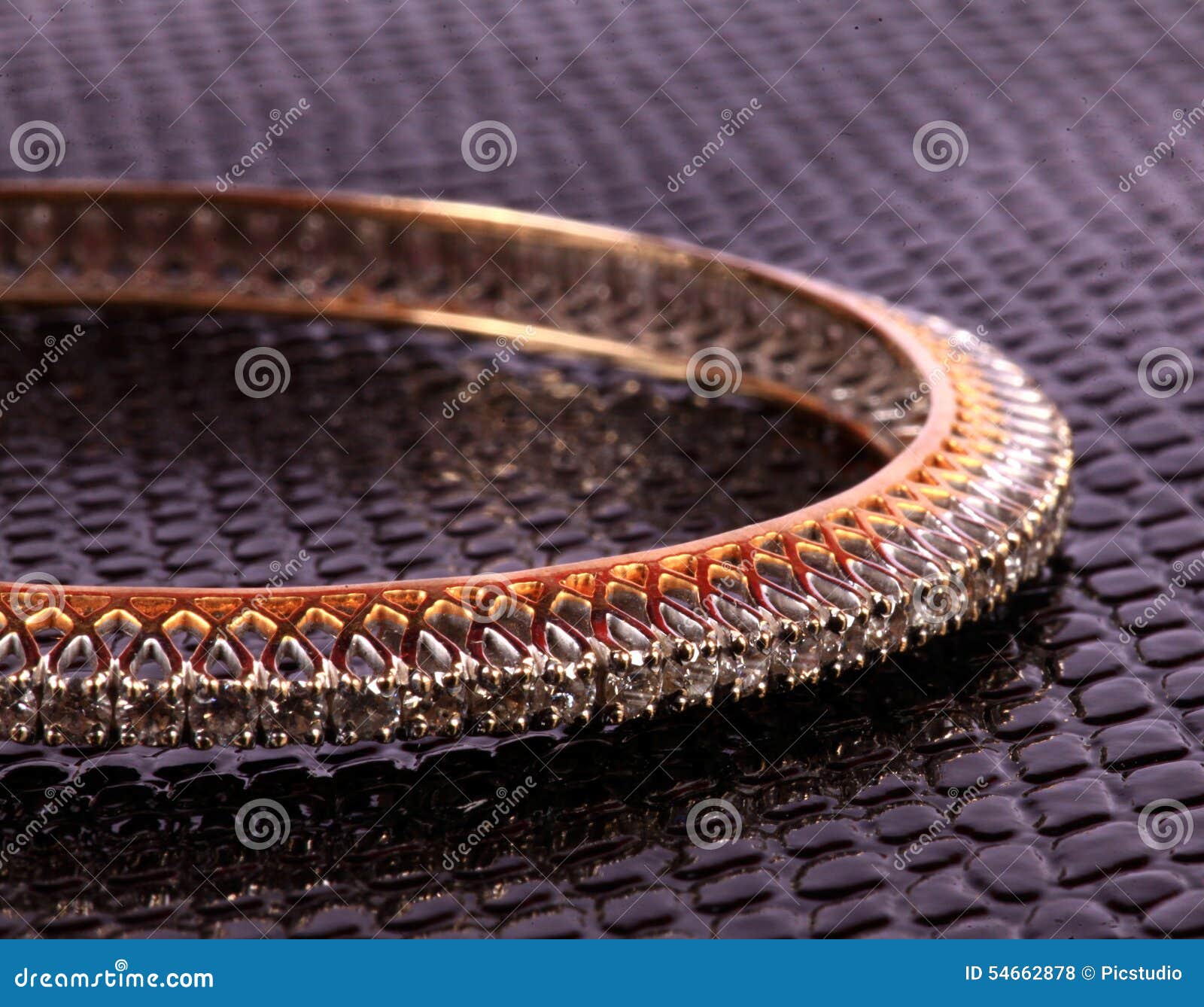 Tiro hermoso de la pulsera de las señoras del diamante