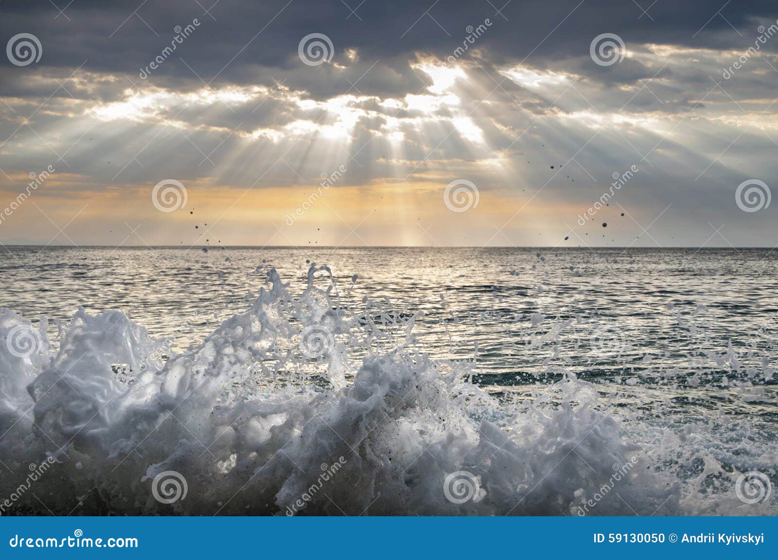 Pulverizador de mar Espirra da água do mar Paisagem. Espirra da água do mar e os raios do sol passam através das nuvens