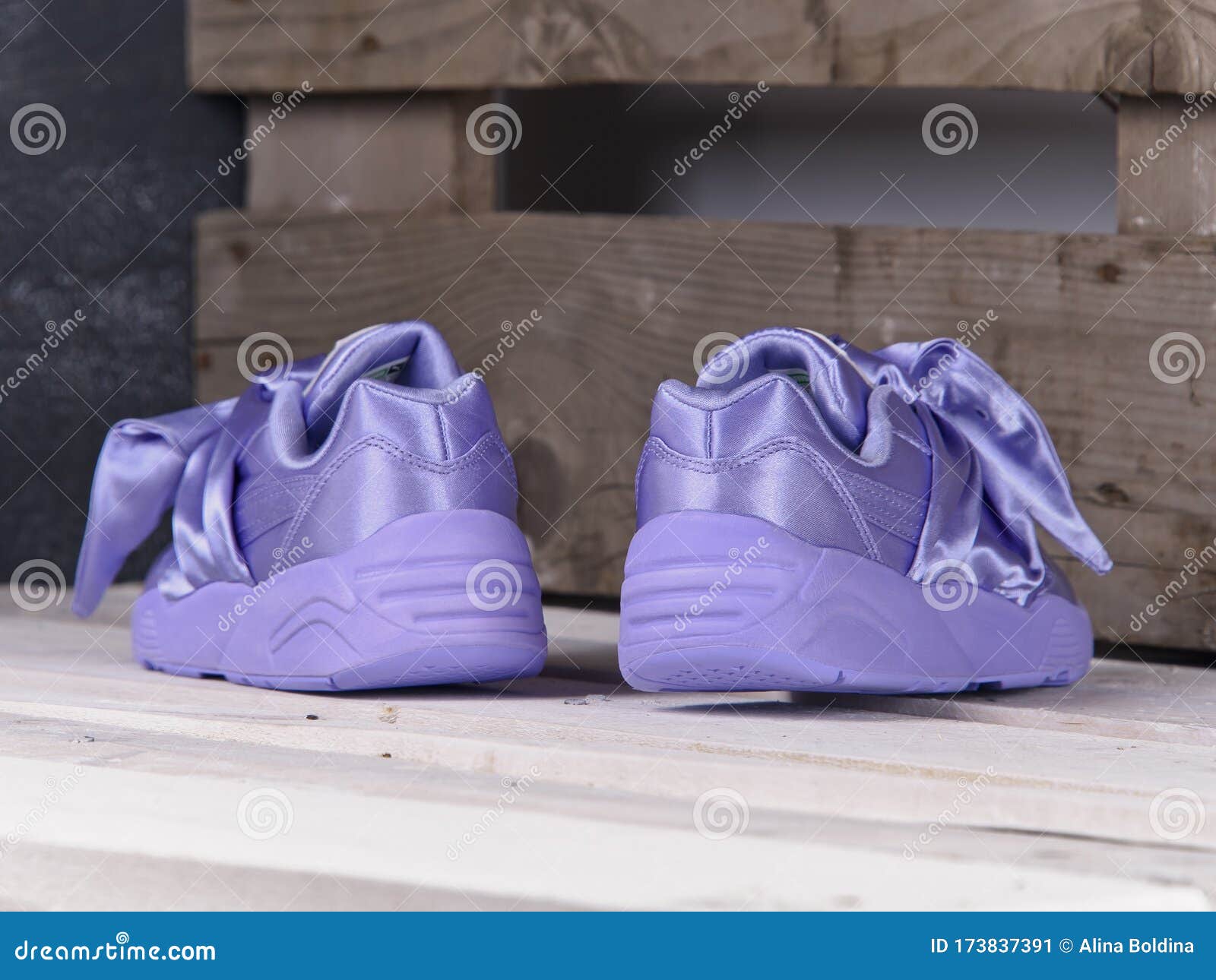 Puma X Fenty Rihanna Proa Rojas Disparadas En El Fondo De Un Estudio De Madera. Krasnoyarsk 10 D Foto editorial - Imagen de hermoso, puma: 173837391