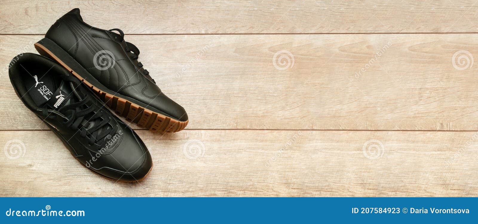 ropa interior Escepticismo Ruina Puma Cuero Negro Mens Zapatillas De Deporte Botas Zapatos En Madera Fondo  Banner Con Espacio De Copia Foto de archivo editorial - Imagen de espacio,  zapatos: 207584923