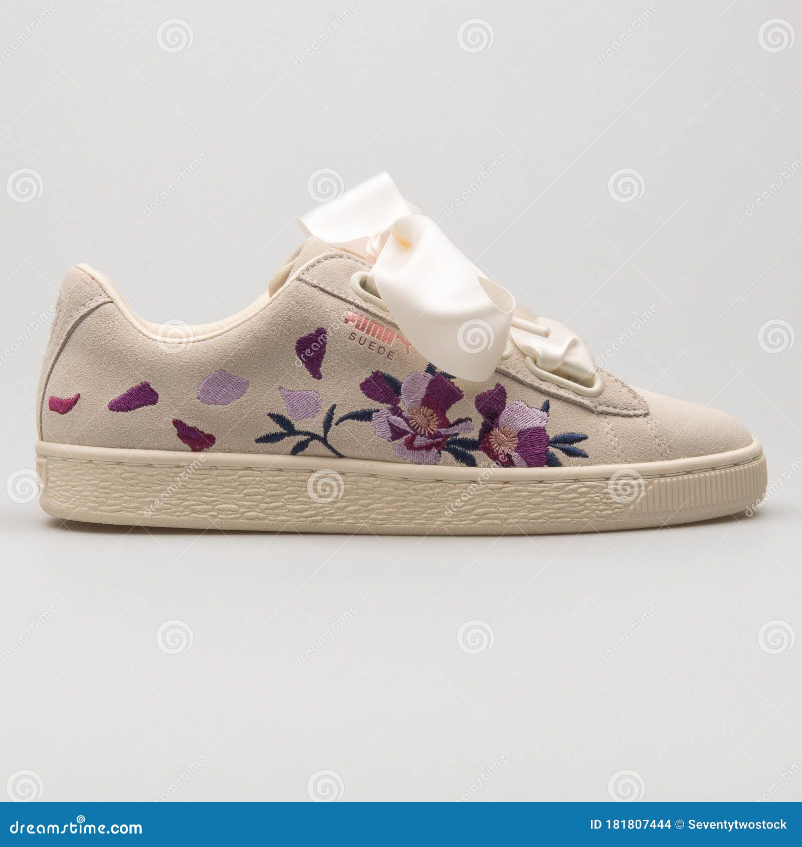 talento probabilidad Fortaleza Puma Suede Heart Flowery Beige, Purple and Rose Gold Sneaker Editorial  Stock Image - Image of accessories, gold: 181807444