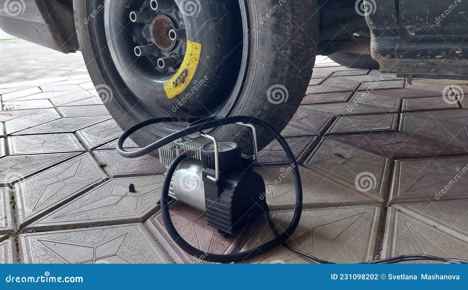 Pumpen Eines Ersatzrads Auf Dem Auto Mit Einem Kompressor. Radnabe Und  Luftzuführungskabel Für Aufblasbare Autoreifen Stockfoto - Bild von luft,  problem: 231098202