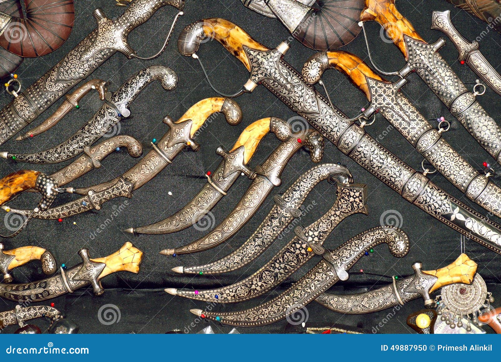Punhais E Espada Tradicionais árabes Foto de Stock Imagem de faca