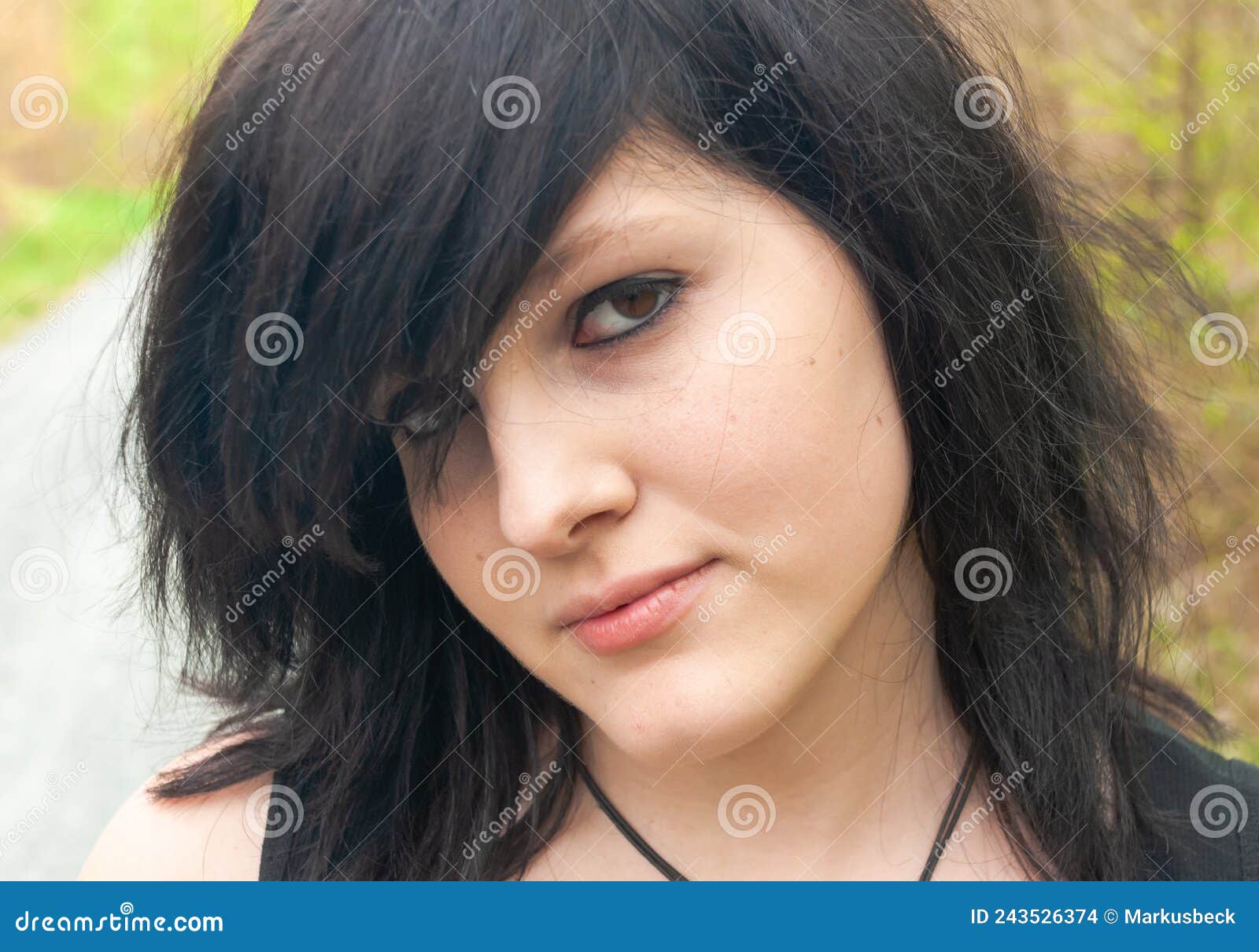 Punk Emo Garota Jovem Adulta Com Cabelo Preto E Olho Roxo Foto de Stock -  Imagem de forma, horizontal: 243526374