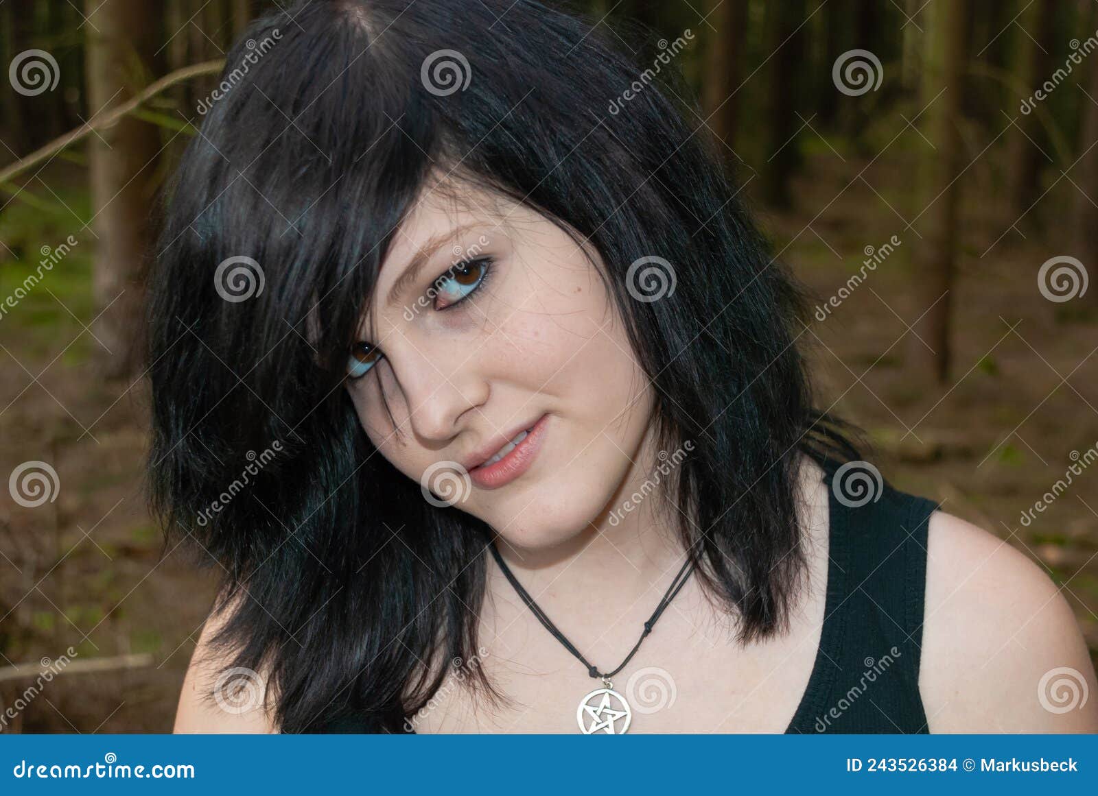 Punk Emo Garota Jovem Adulta Com Cabelo Preto E Olho Roxo Foto de Stock -  Imagem de humano, preto: 243526384