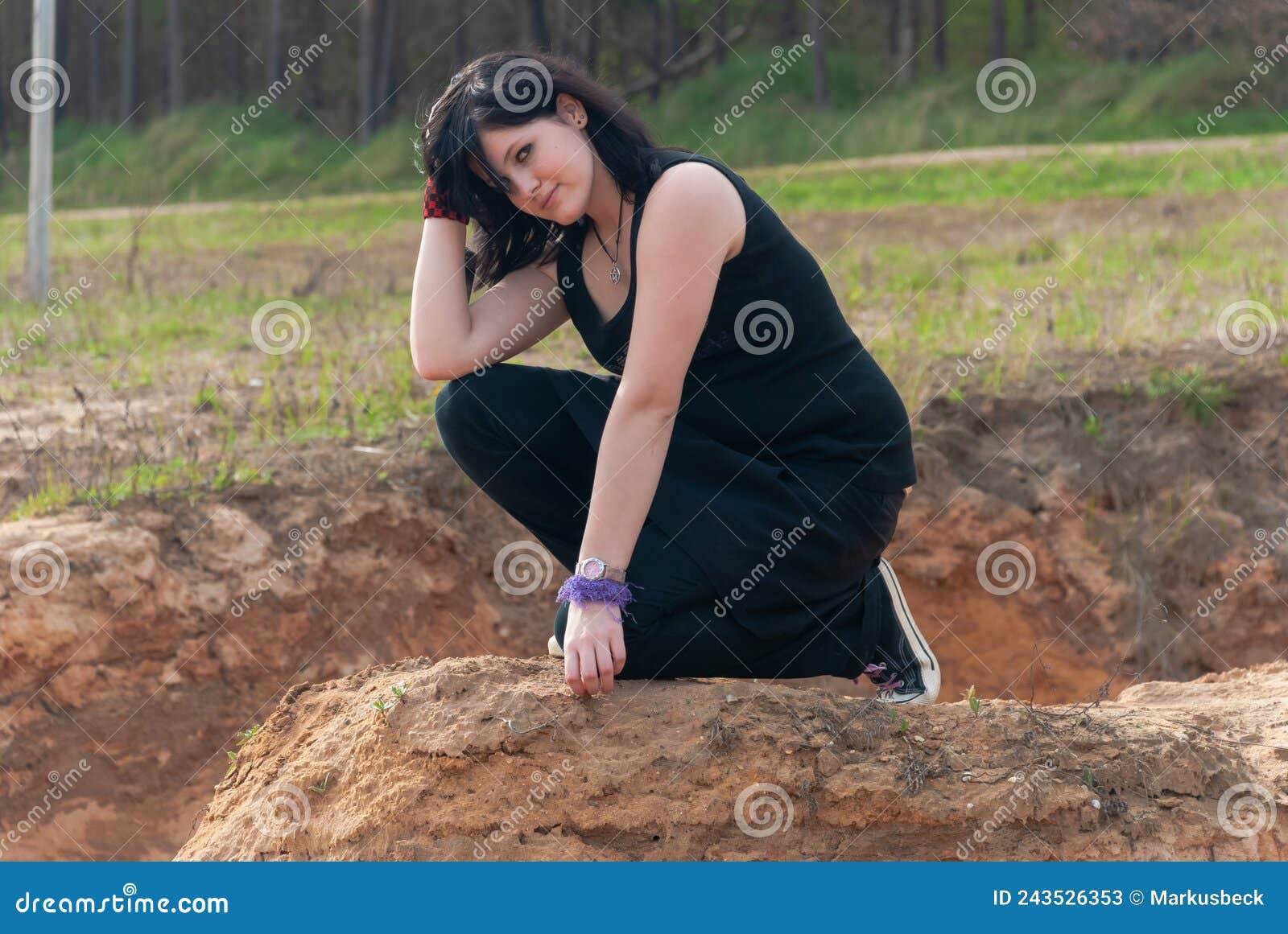 Punk Emo Garota Jovem Adulta Com Cabelo Preto E Olho Roxo Foto de Stock -  Imagem de humano, preto: 243526384