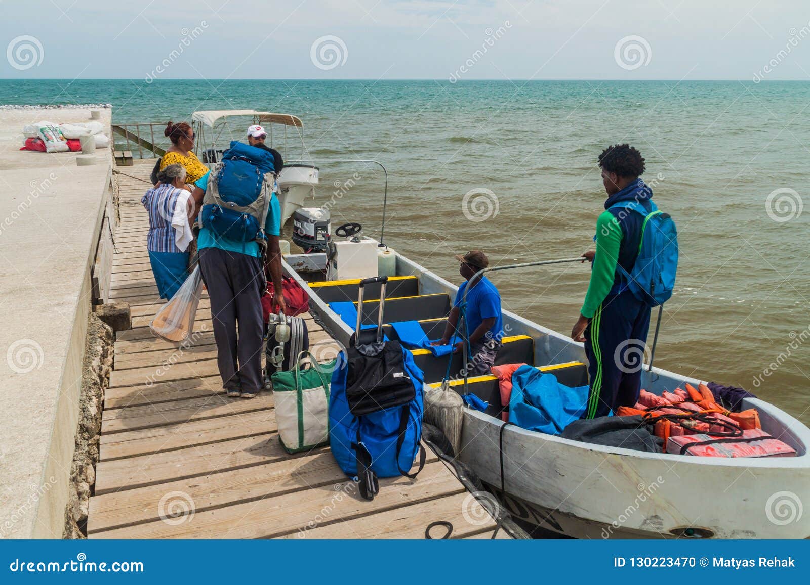 PUNTA GORDA, BELIZE - 9 DE MARÇO DE 2016: Passageiros que embarcam um barco à Guatemala de Livingston em um porto da cidade de Punta Gorda, Belize