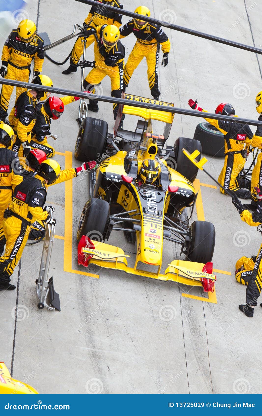 Puntinatura del Robert Kubica al Malaysian F1. SEPANG, MALESIA - 4 APRILE: Robert polacco Kubica della puntinatura di Renault della squadra per le nuove gomme alla formula 1 grande Prix il 4 aprile 2010 di Petronas in Sepang, Malesia