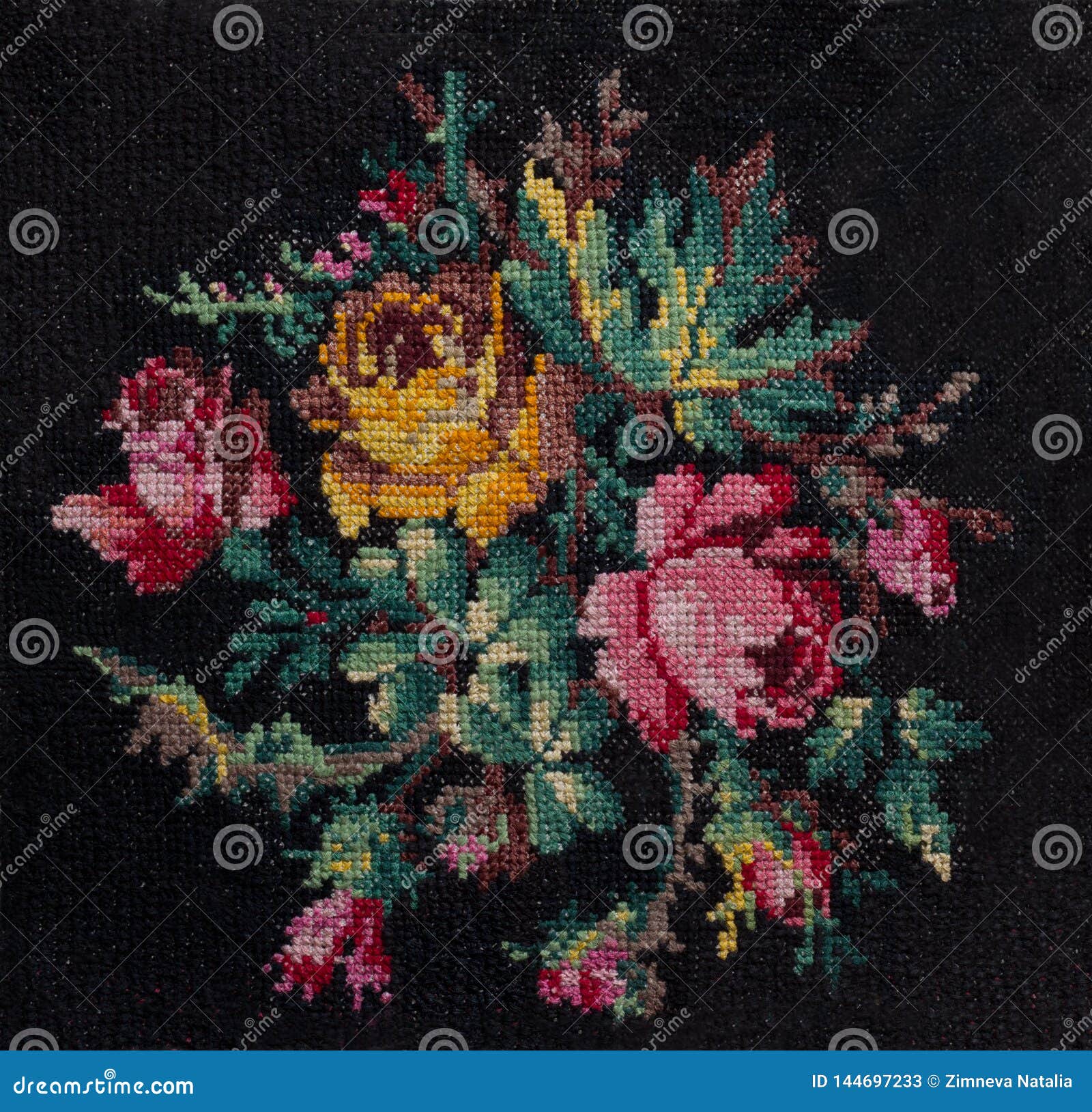 pics Punto De Cruz En Tela Negra https es dreamstime com punto de cruz el ramo rosas y hojas en fondo negro bordado hecho mano del elemento decorativo para dise o image144697233