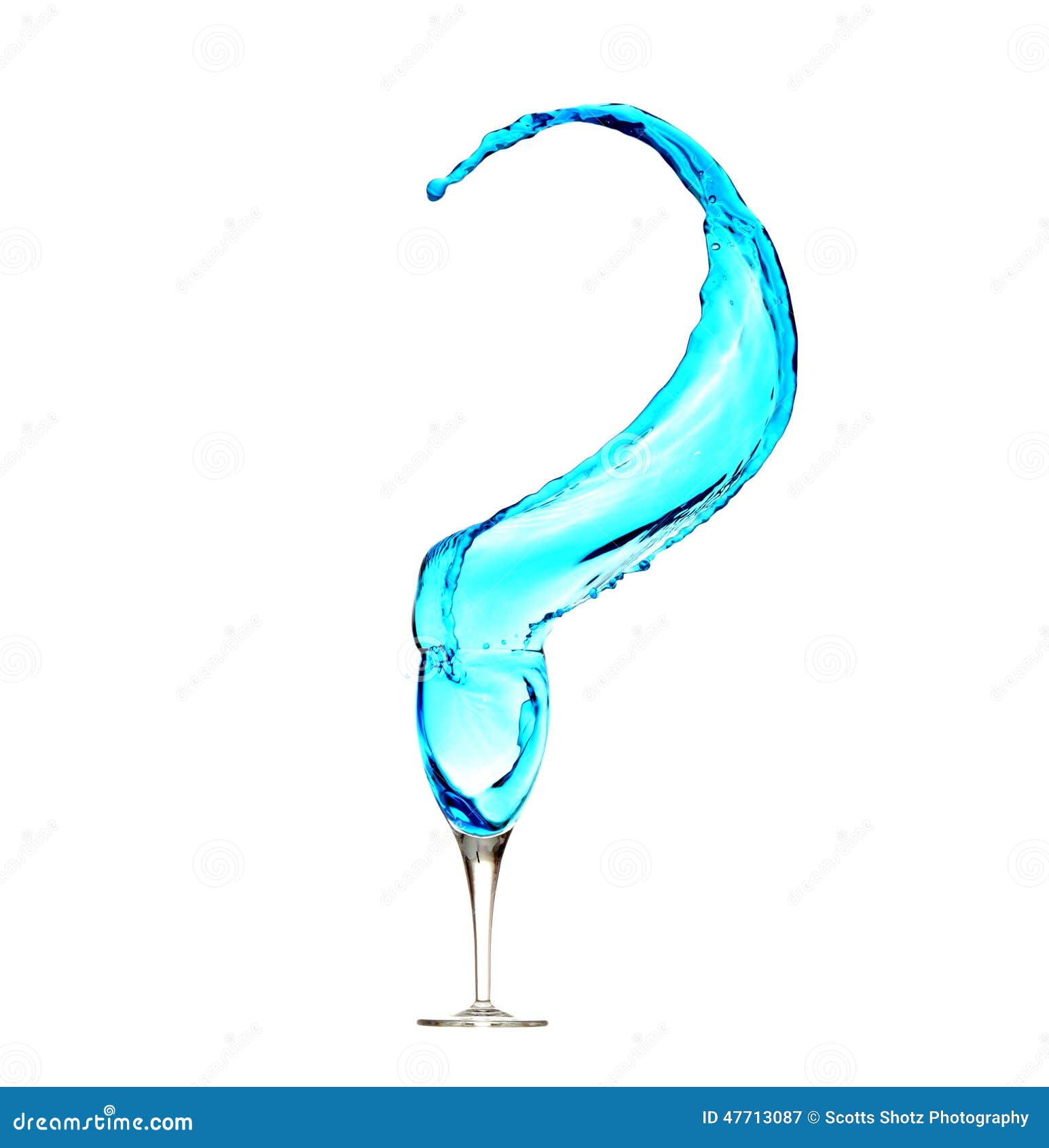 Punto interrogativo dell'acqua blu. Turbinio di acqua blu che esce da un vetro di vino, sotto forma di un punto interrogativo