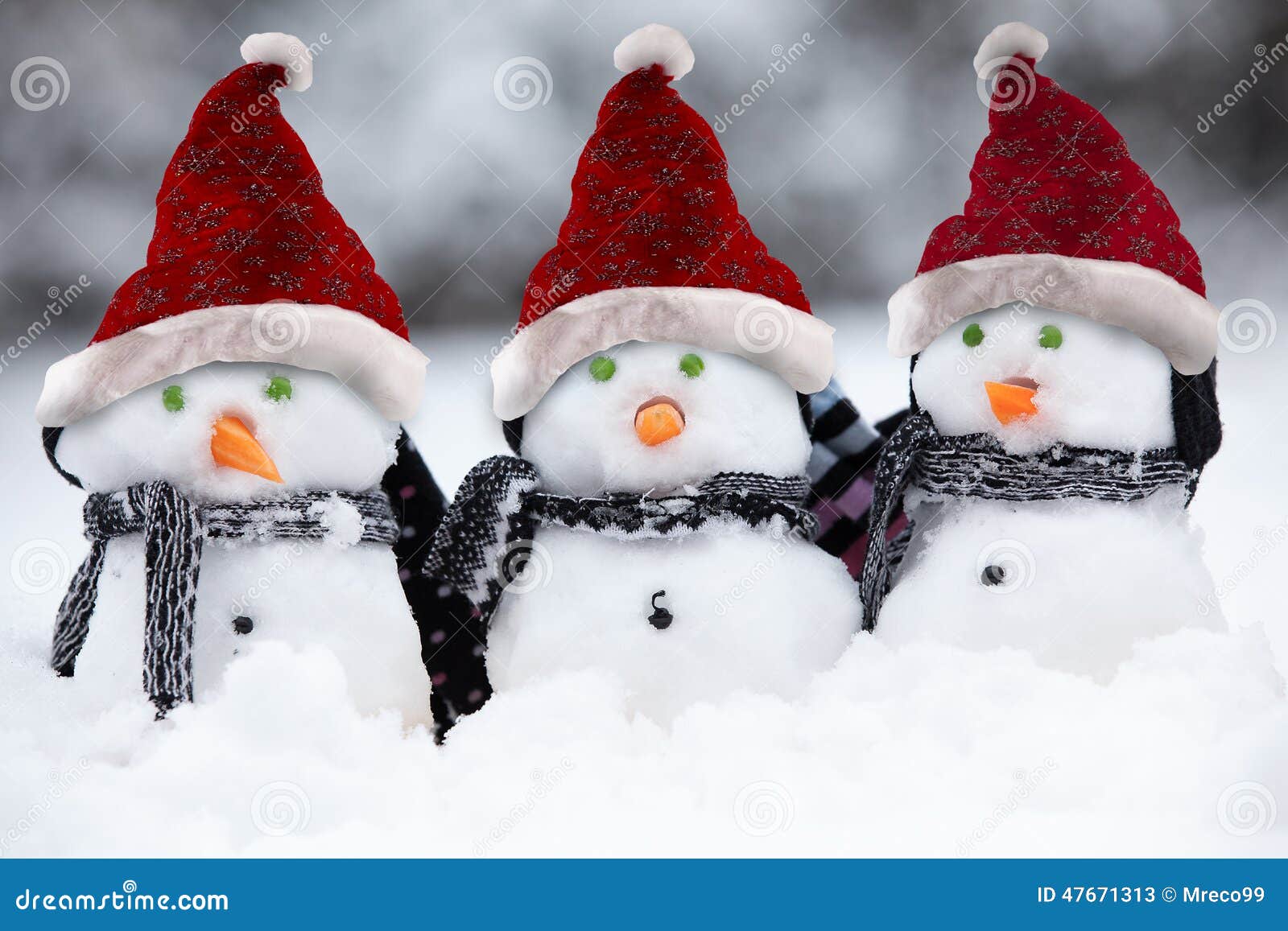 Pupazzi Di Neve Con Tronchi Di Legno Pupazzi Di Neve Con I Cappelli Di Natale Immagine Stock - Immagine di