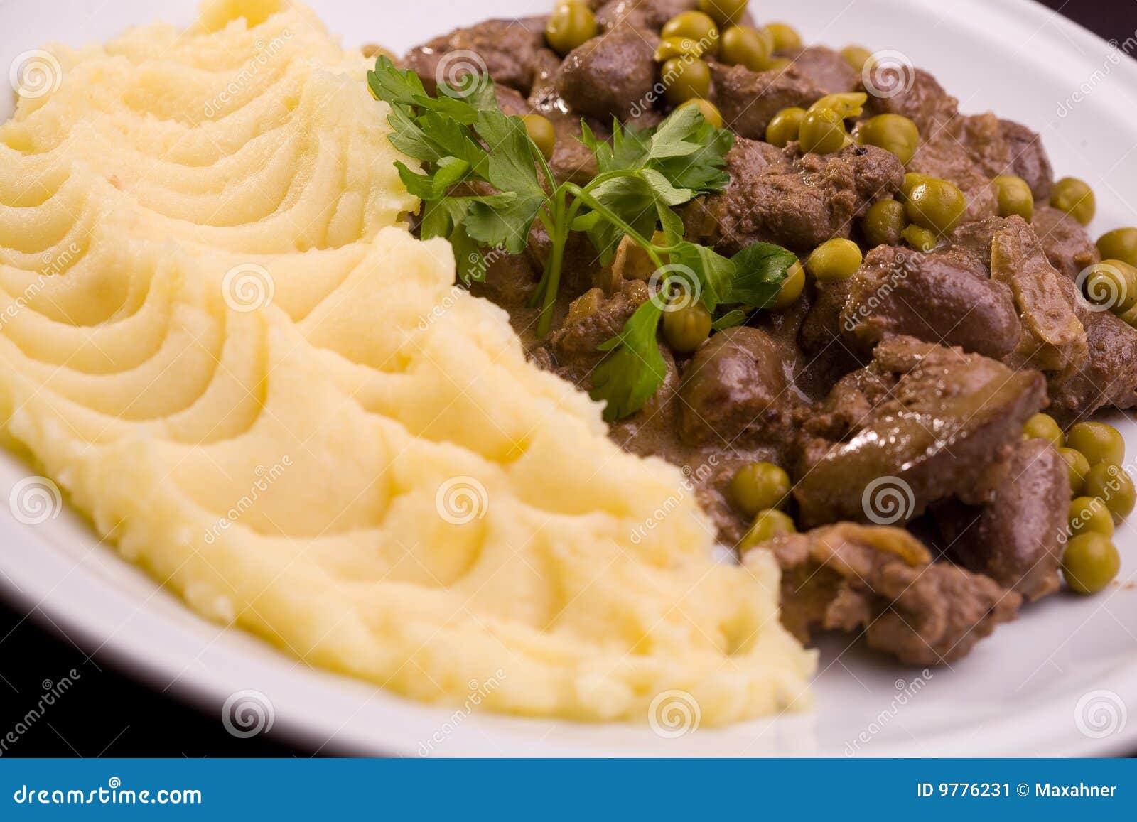 Fígado de frango frito com vegetais guarnição de purê de batata e