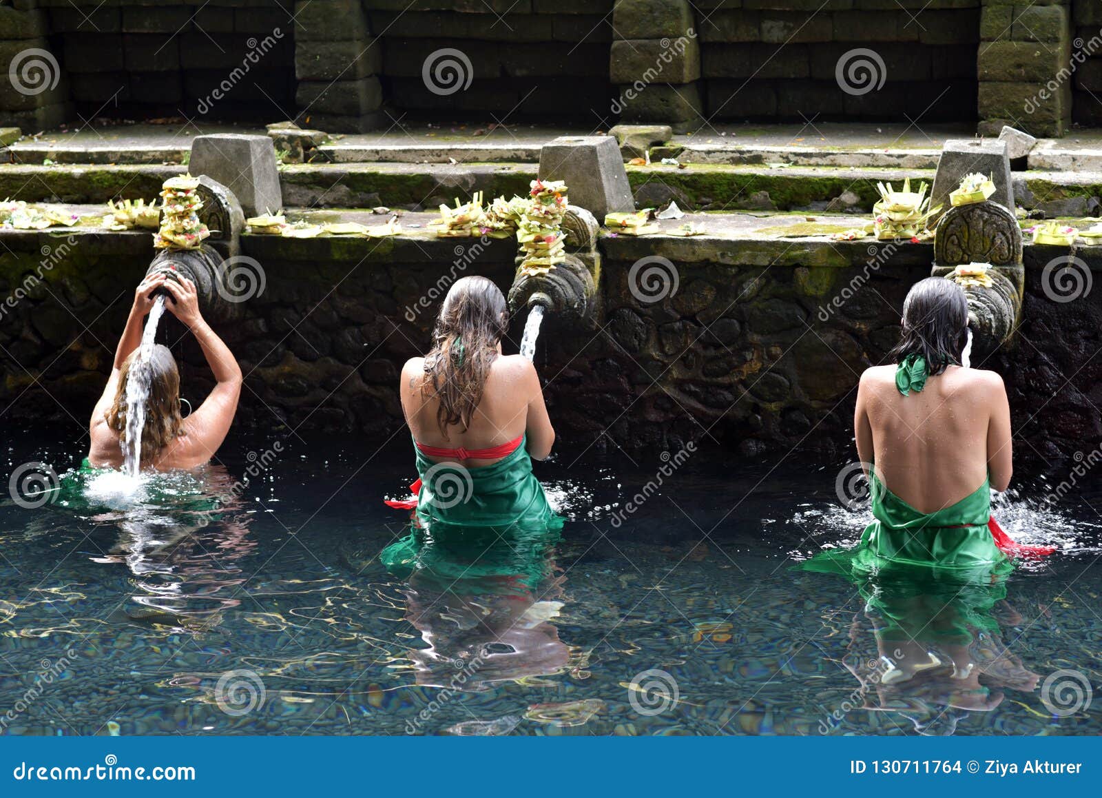 Pura Tirta Empul Temple Bali Imagen De Archivo Editorial Imagen De Cultura Limpiamiento 