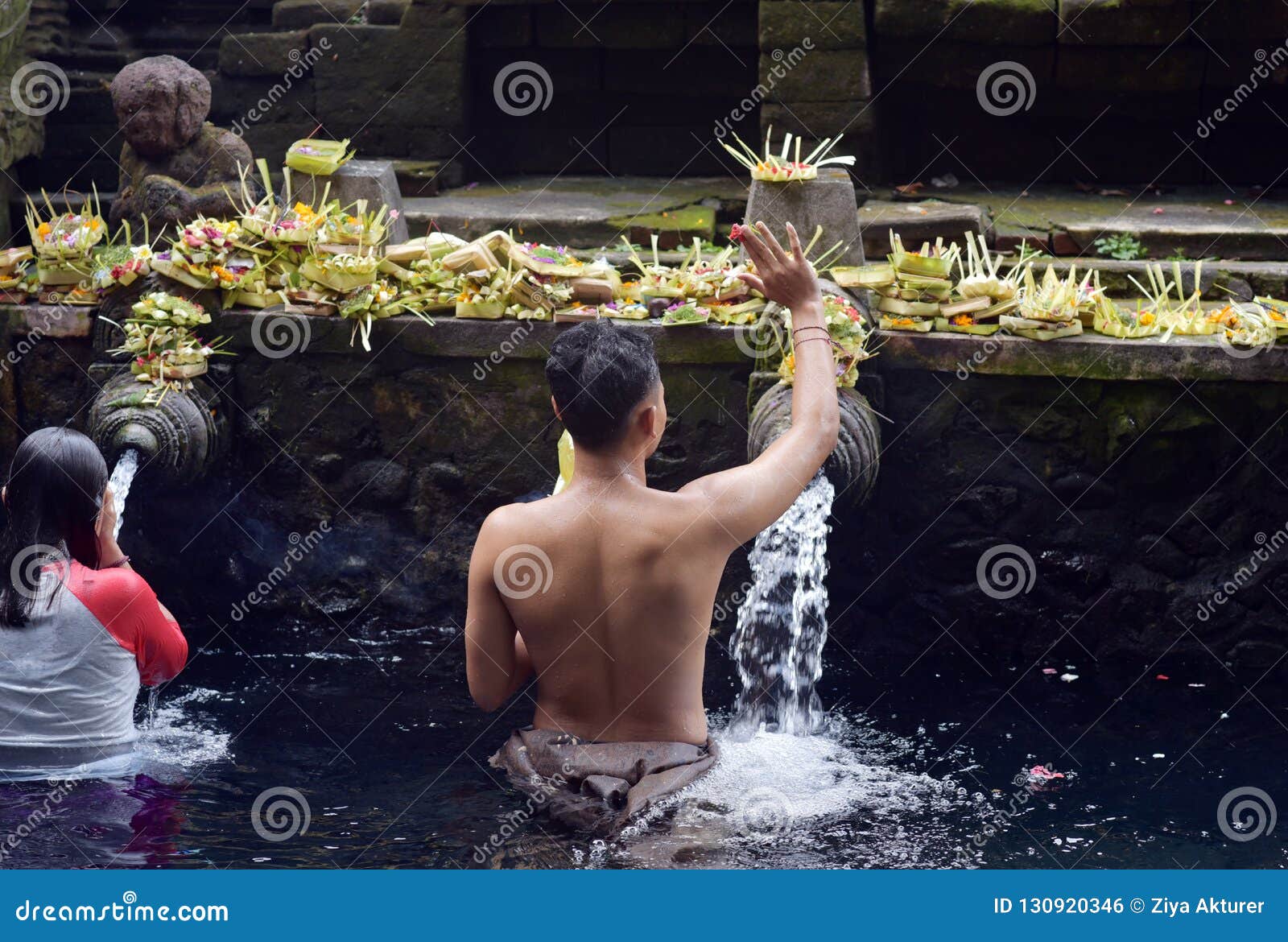 Pura Tirta Empul Temple Bali Foto Editorial Imagen De Oferta Gente 130920346 