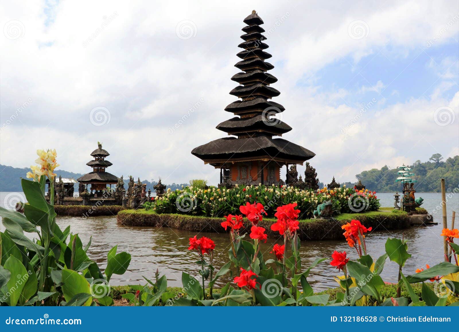Pura Ulun Danu Bratan Hindu Bali Indonesien Stock Photo Image Of Beautiful Looking