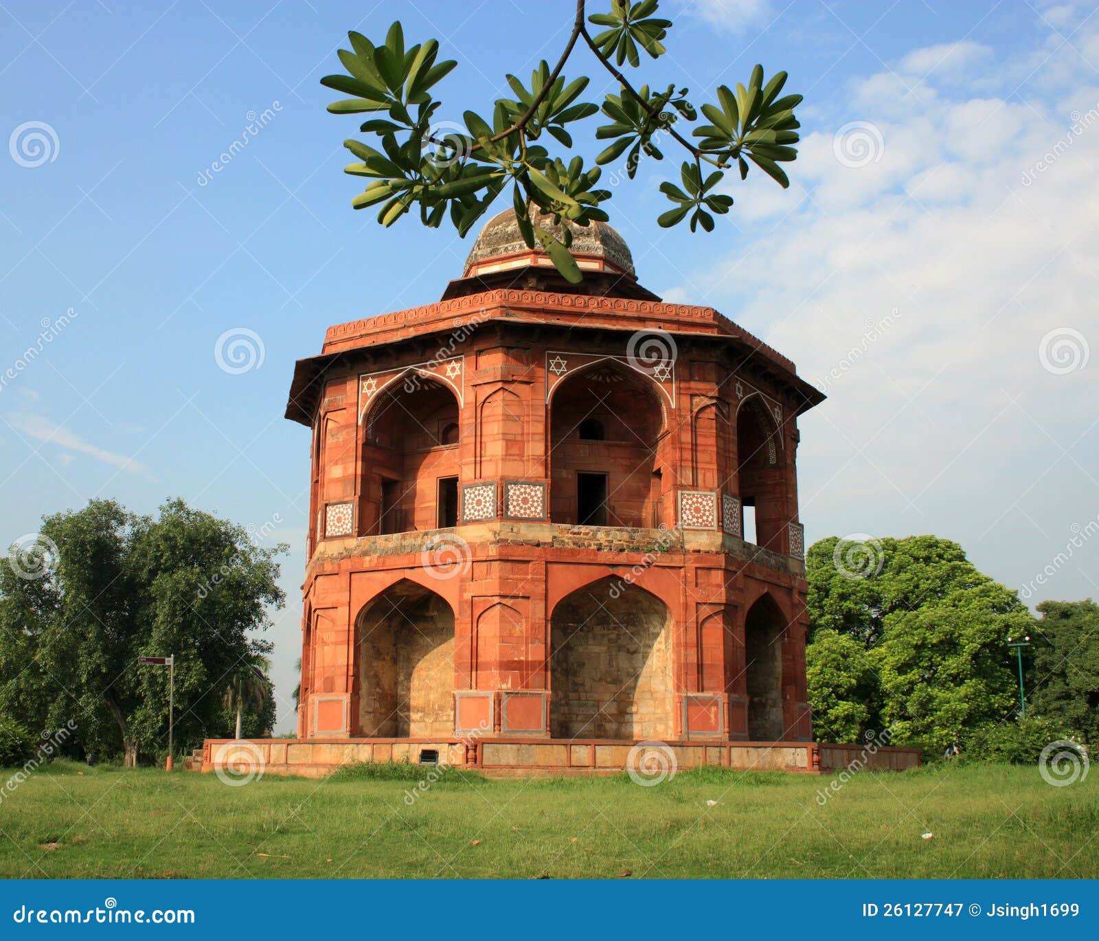 Purana Qila, Nuova Delhi al giorno. Monumento storico Purana Qila, la vecchia fortificazione al giorno con le nubi