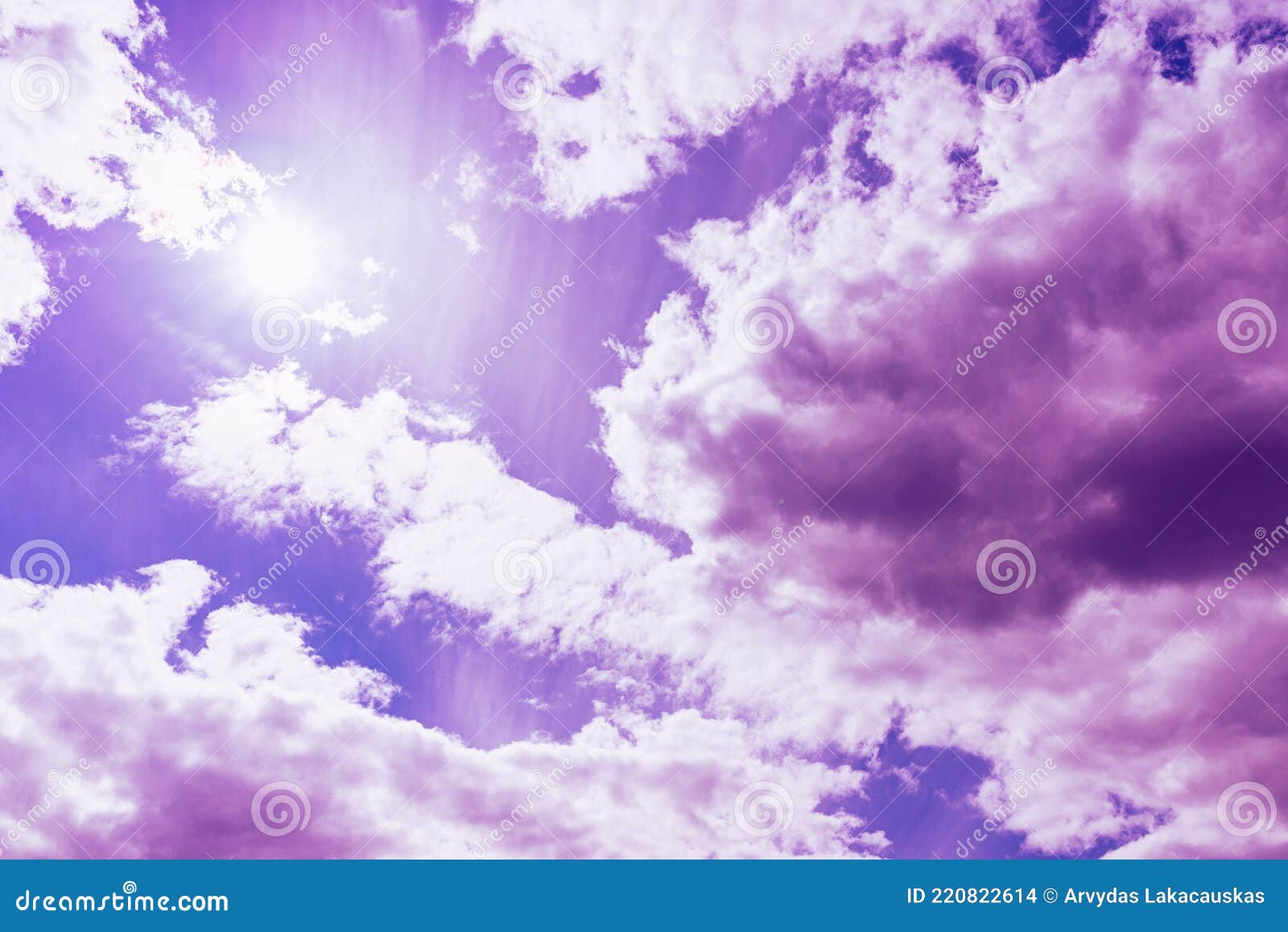 Bầu trời xanh đẹp chào đón những đám mây màu tím đang thong dong trên trời. Hãy tận hưởng khoảnh khắc thư giãn và cảm nhận sự đẹp đẽ của thiên nhiên. Hình ảnh này sẽ khiến bạn cảm thấy như mình đang đứng trên thiên đường.