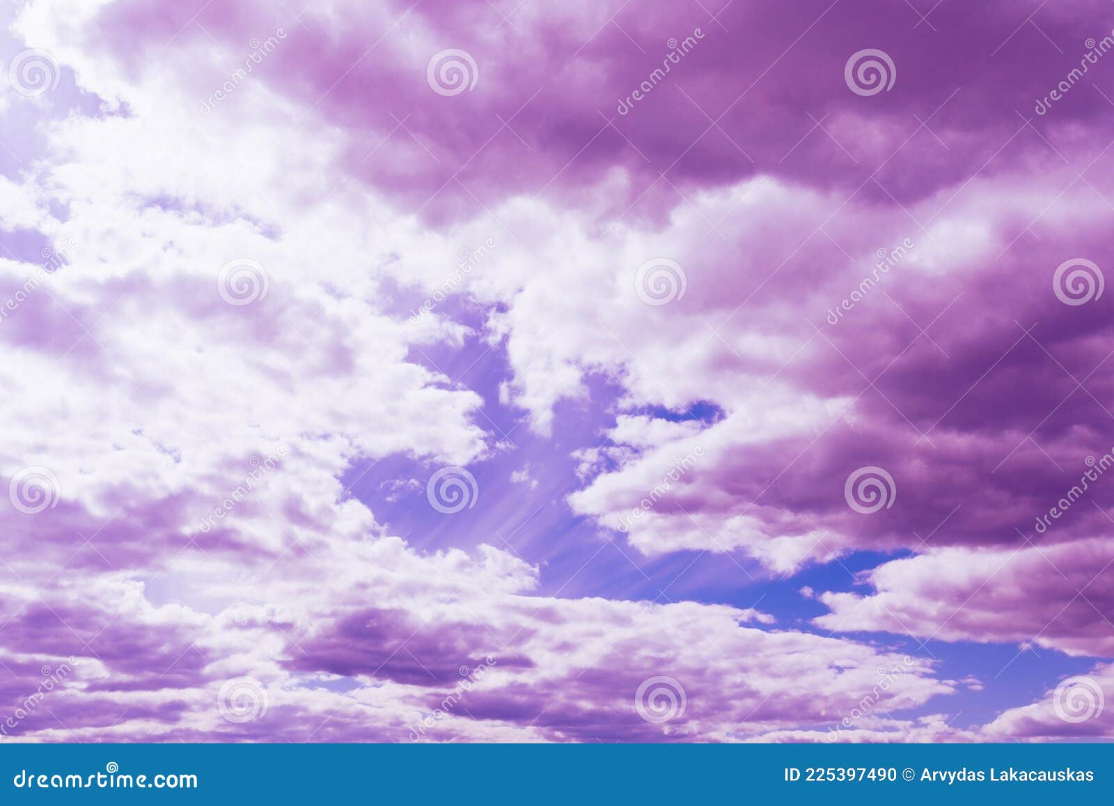 Bức ảnh này chứa đựng một cảnh tượng đầy mơ mộng. Với mây tím trên bầu trời xanh đẹp, cảnh tượng này là một bức tranh tuyệt đẹp của mẹ thiên nhiên. Hãy cùng ngắm nhìn để cảm nhận được sự huyền ảo và lãng mạn của cảnh đêm trên bầu trời.