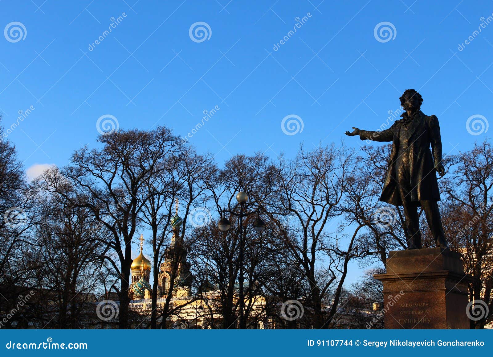 Pushkin A C. Il classico la scultura attira l'attenzione dei turisti da ogni parte del mondo