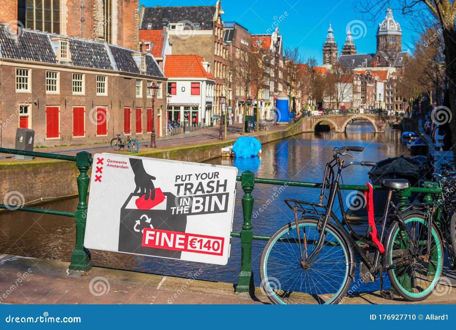 Rook stuk stok Put Your Trash in the Bin Sign in Amsterdam Netherlands Editorial Image -  Image of europe, district: 176927710