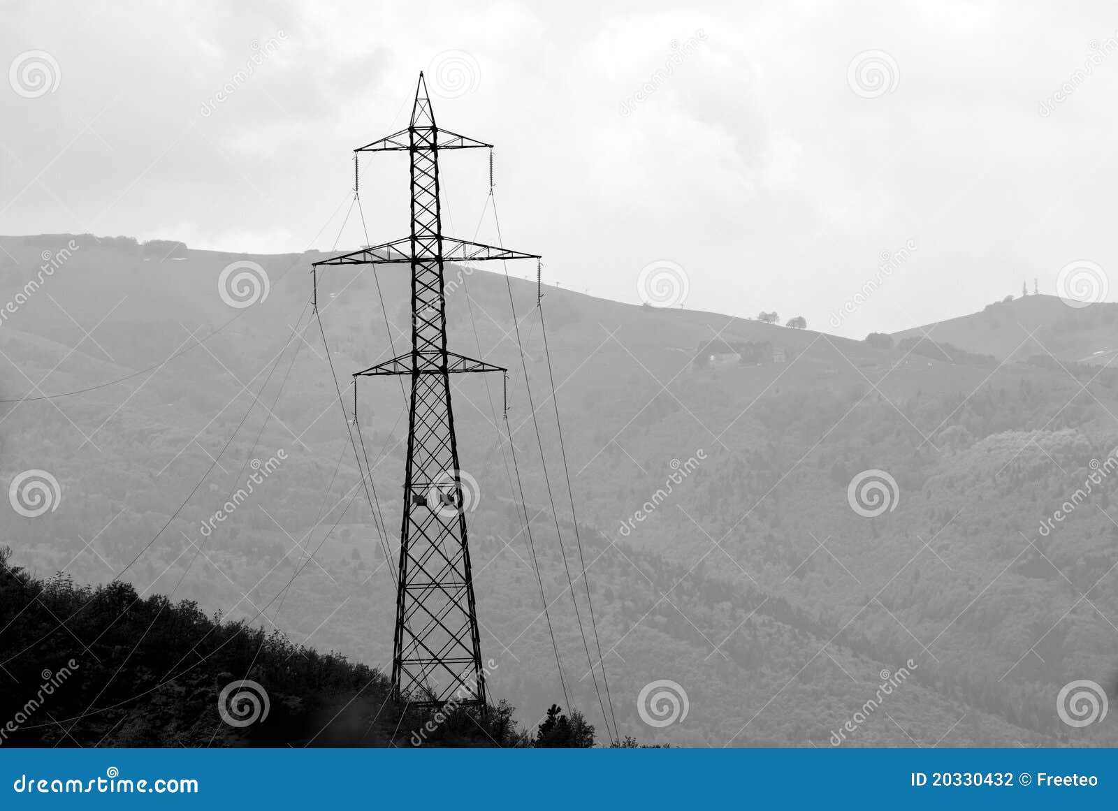 Pylônes de l'électricité photo stock. Image du industriel 20330432