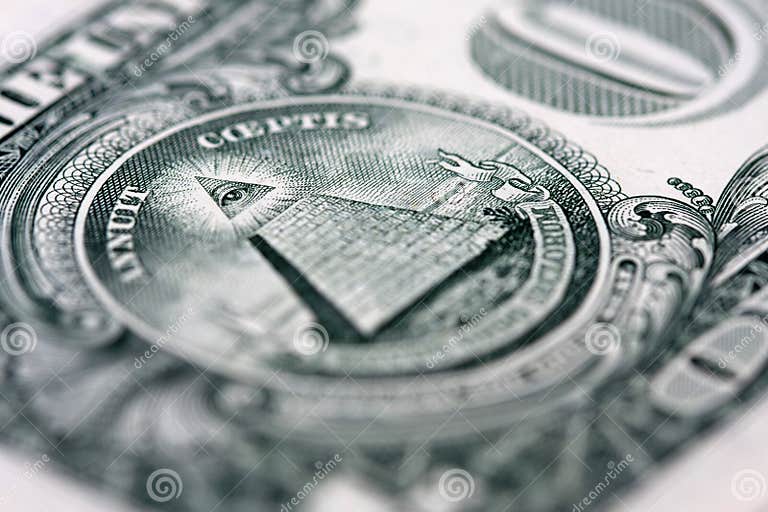 Pyramide Auf Dem Einem Dollarschein Stockfoto Bild von makro