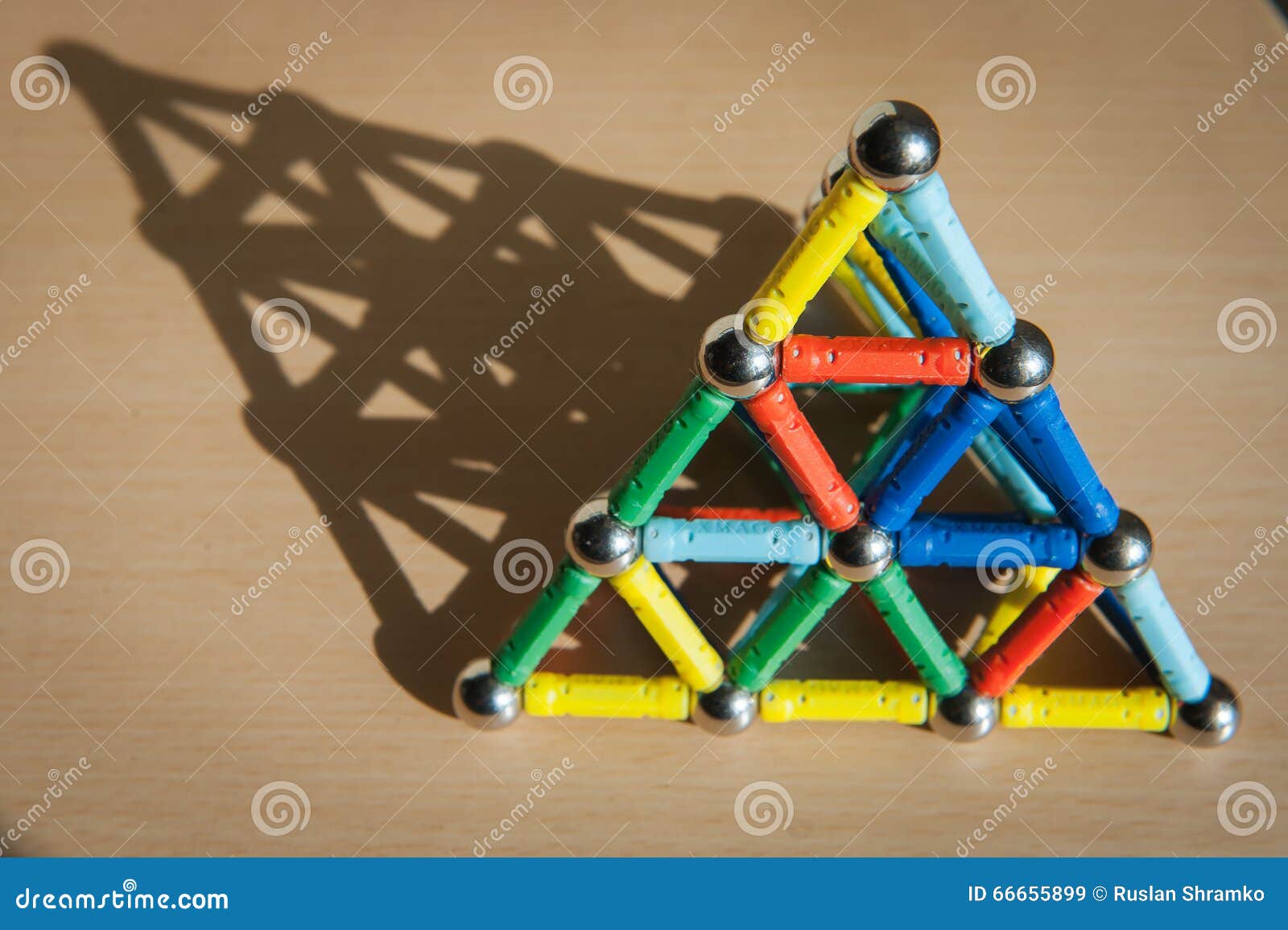 Pyramide De Jouet D'aimant Sur Le Bureau Avec L'ombre Image stock - Image  du objets, éléments: 66655899