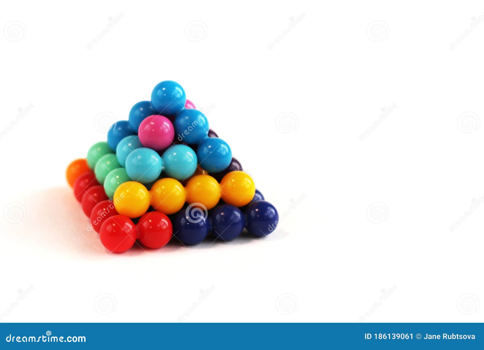 Pyramide Tétragonale Des éléments Multicolores De Casse-tête Sous Forme De  Billes Isolé Image stock - Image du billes, plastique: 186139061