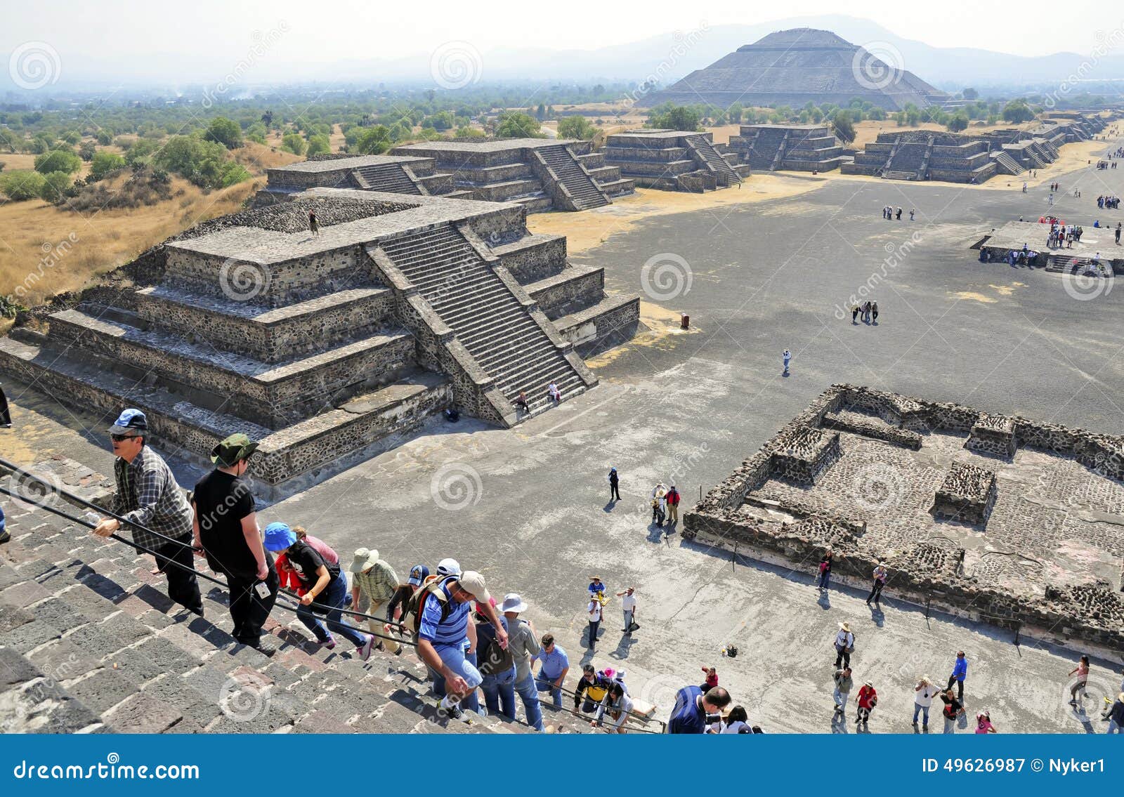 Pyramides sur l'avenue des morts, Teotihuacan, Mexique. Teotihuacan, â€ du Mexique « vers en décembre 2012 Les touristes s'assemblent pour voir les pyramides de Teotihuacan, un des emplacements les plus sacrés et culturelement les plus significatifs au Mexique et au Mesoamerica