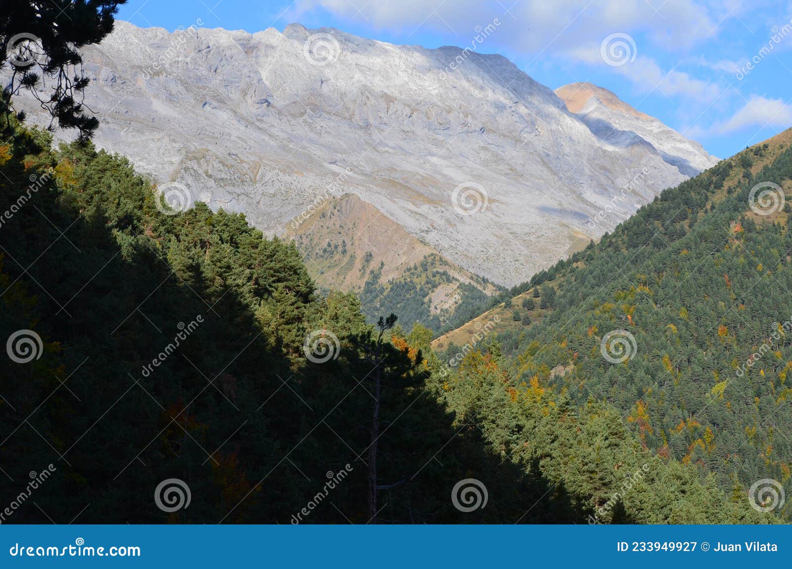 mountainscapes in sierra tendeÃÂ±era, aragonese pyrenees