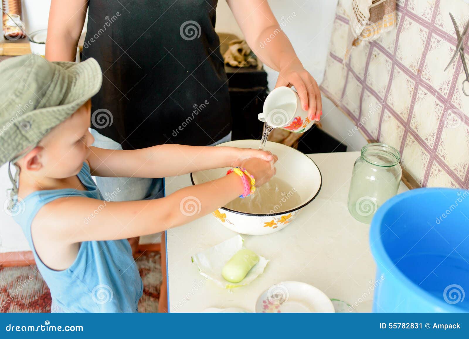 Мама моет бабушку. Мытье рук в тазике. Маленького мальчика моют. Мальчика моют в тазу. Мытье посуды на даче в тазике.