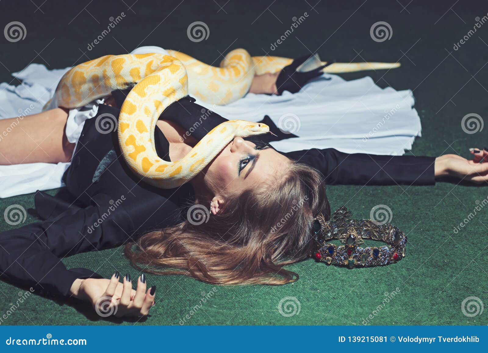 Frau Mit Schlange StockFotos Laden Sie 2,278 RoyaltyFree Fotos herunter